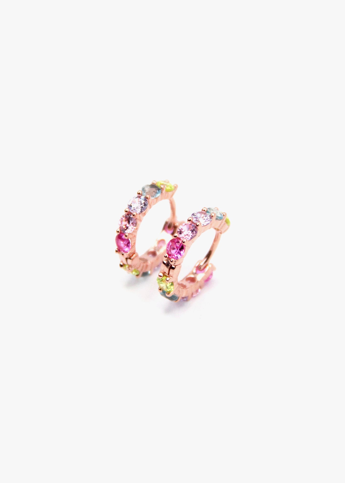 Orecchini hoop in argento con zirconi multicolor, cerchi luminosi dal design elegante con pietre colorate, disponibili in finitura argento, oro e oro rosa, diametro 1,5 cm.