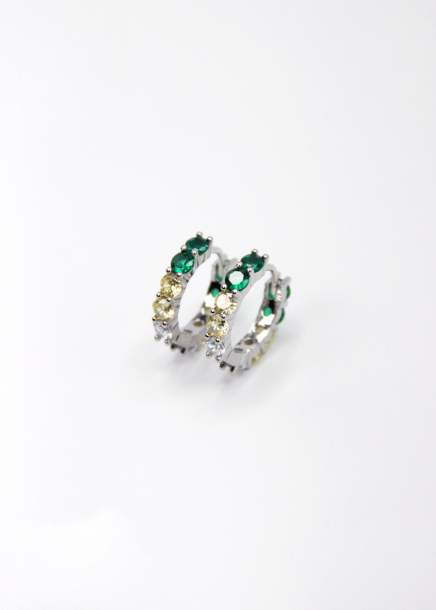 Orecchini hoop in argento con zirconi verdi e gialli, cerchi luminosi dal design elegante disponibili in finitura argento, oro e oro rosa, diametro 1,5 cm.