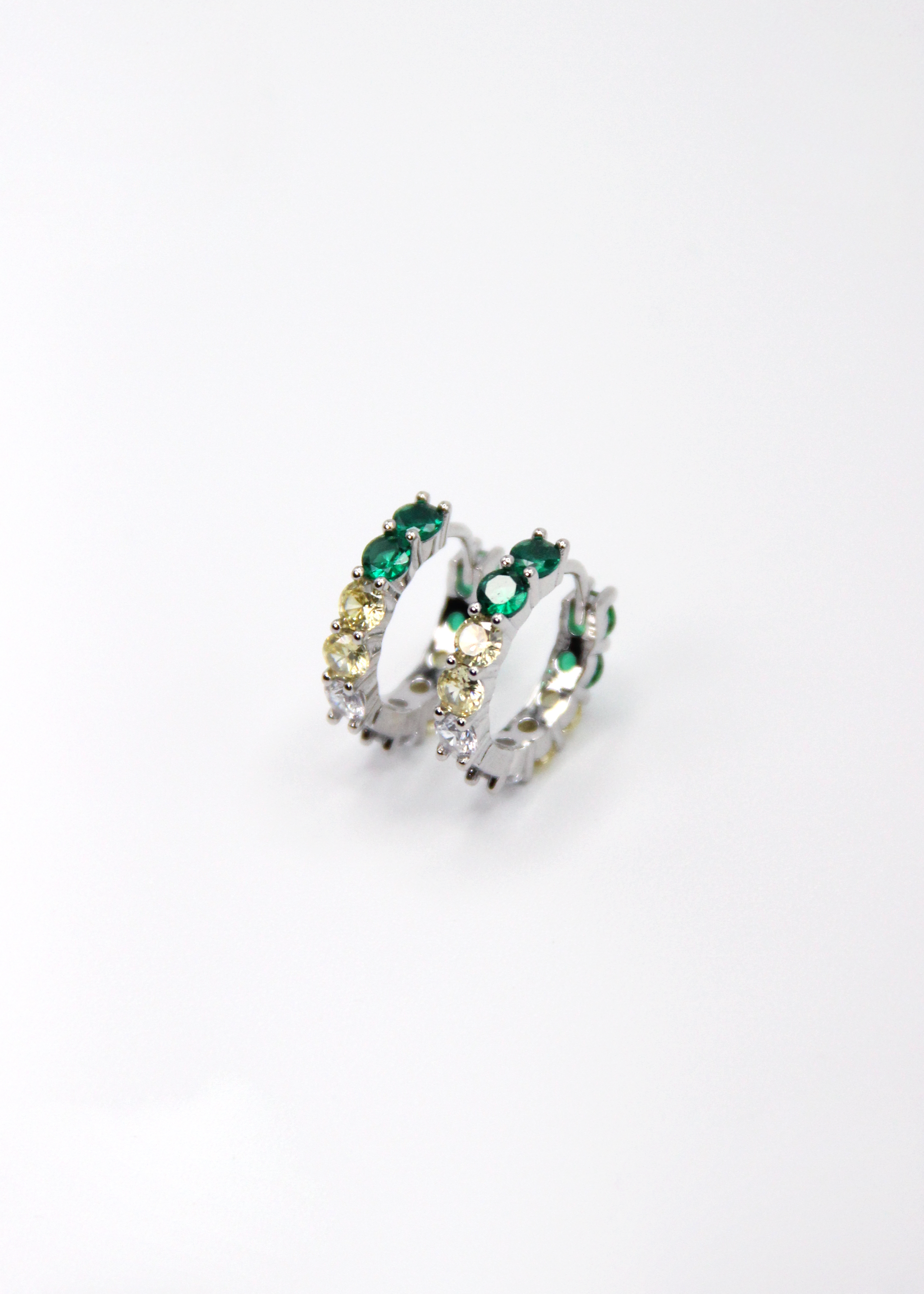 Orecchini hoop in argento con zirconi verdi e gialli, cerchi luminosi dal design elegante disponibili in finitura argento, oro e oro rosa, diametro 1,5 cm.