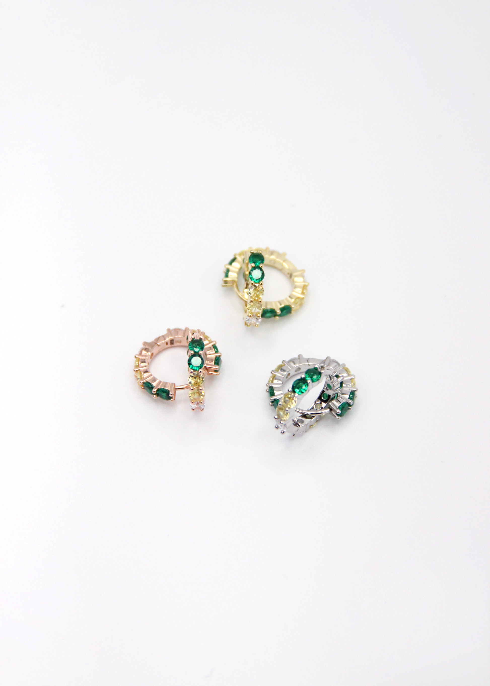 Orecchini hoop in argento con zirconi verdi e gialli, cerchi luminosi dal design elegante disponibili in finitura argento, oro e oro rosa, diametro 1,5 cm.