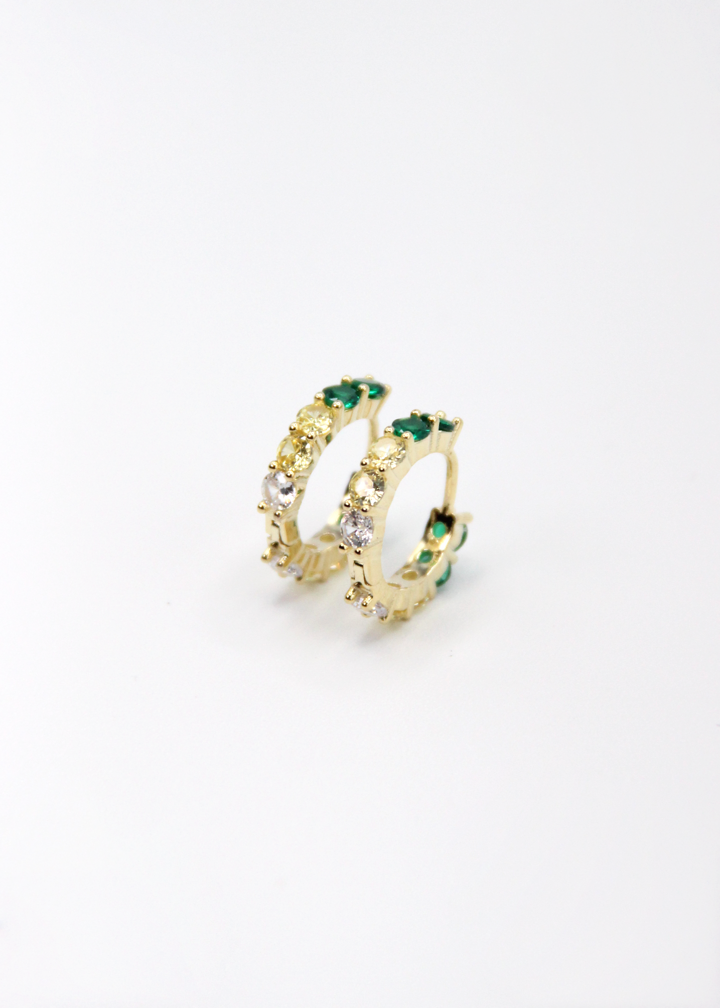 Orecchini hoop in argento con zirconi verdi e gialli, cerchi luminosi dal design elegante disponibili in finitura argento, oro e oro rosa, diametro 1,5 cm.
