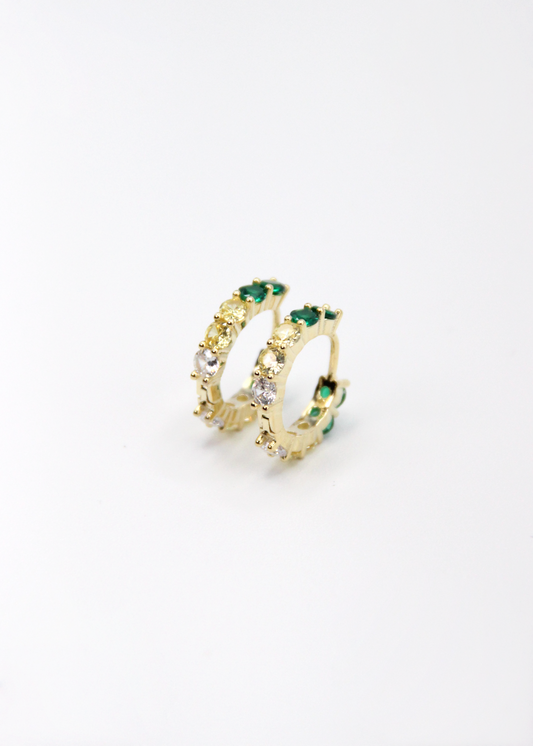 Orecchini hoop in argento con zirconi verdi e gialli, cerchi luminosi dal design elegante disponibili in finitura argento, oro e oro rosa, diametro 1,5 cm.