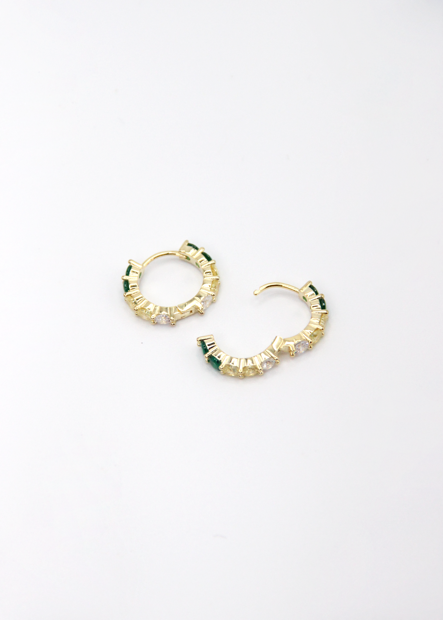 Orecchini hoop in argento con zirconi verdi e gialli, cerchi luminosi dal design elegante disponibili in finitura argento, oro e oro rosa, diametro 1,5 cm.