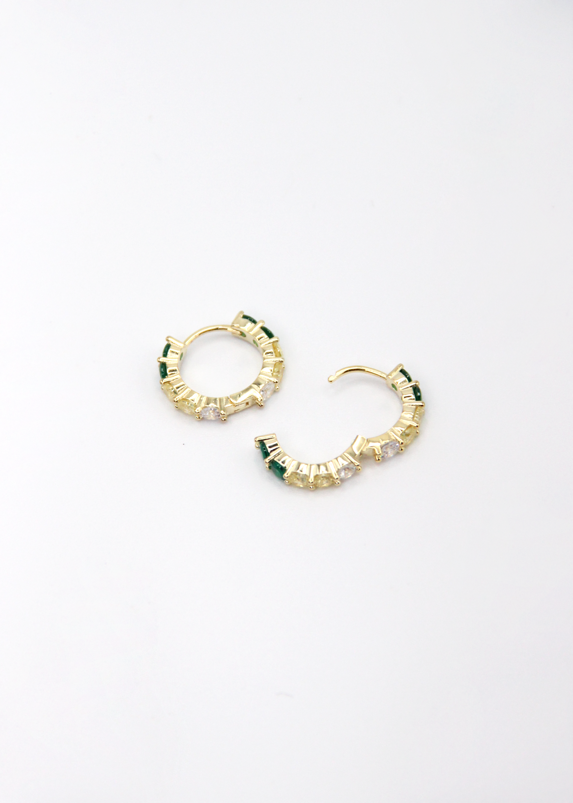 Orecchini hoop in argento con zirconi verdi e gialli, cerchi luminosi dal design elegante disponibili in finitura argento, oro e oro rosa, diametro 1,5 cm.