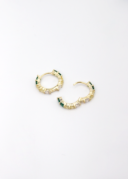 Orecchini hoop in argento con zirconi verdi e gialli, cerchi luminosi dal design elegante disponibili in finitura argento, oro e oro rosa, diametro 1,5 cm.