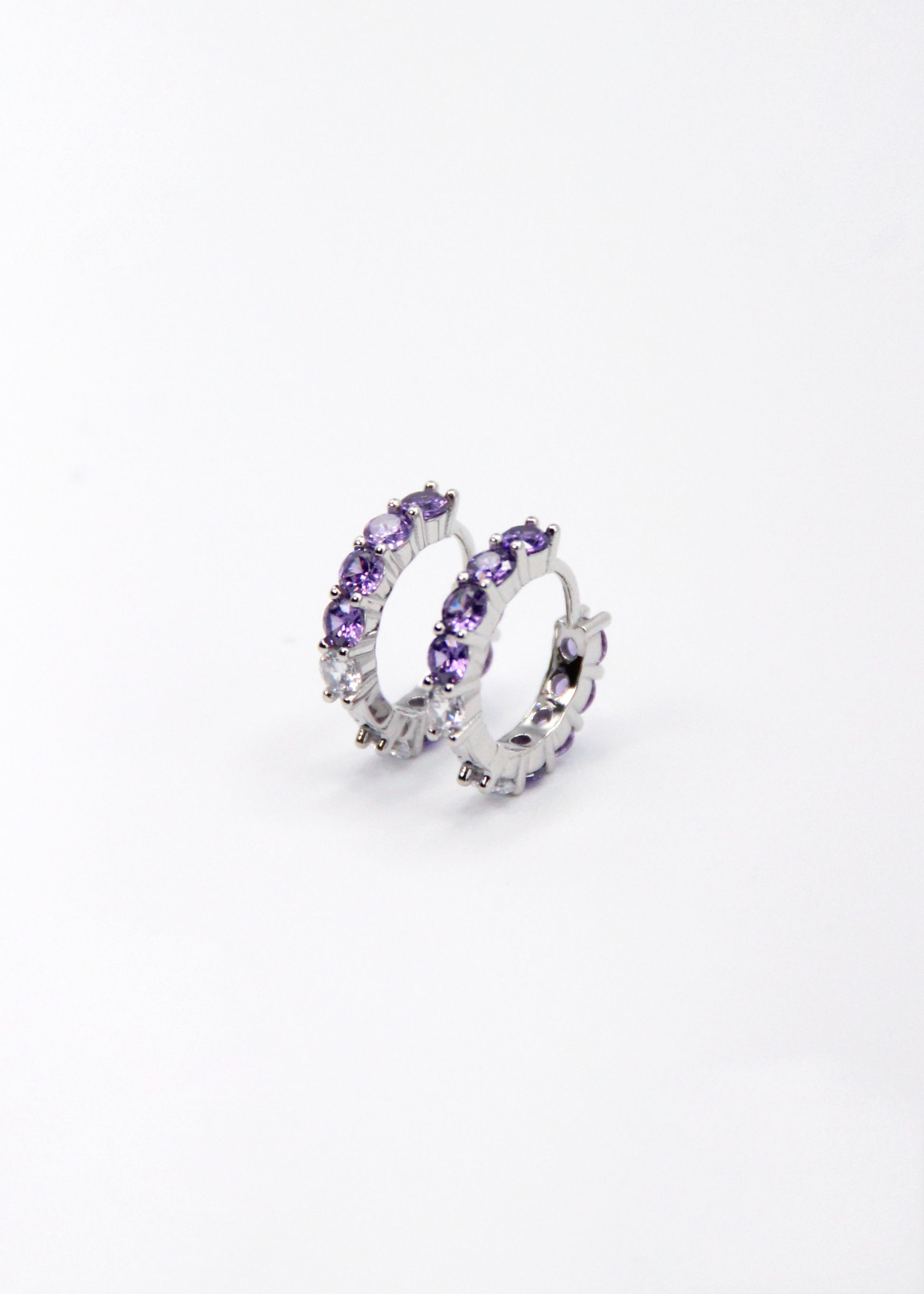 Orecchini hoop in argento con zirconi lilla e cristallo, cerchi luminosi dal design elegante disponibili in finitura argento, oro e oro rosa, diametro 1,5 cm.