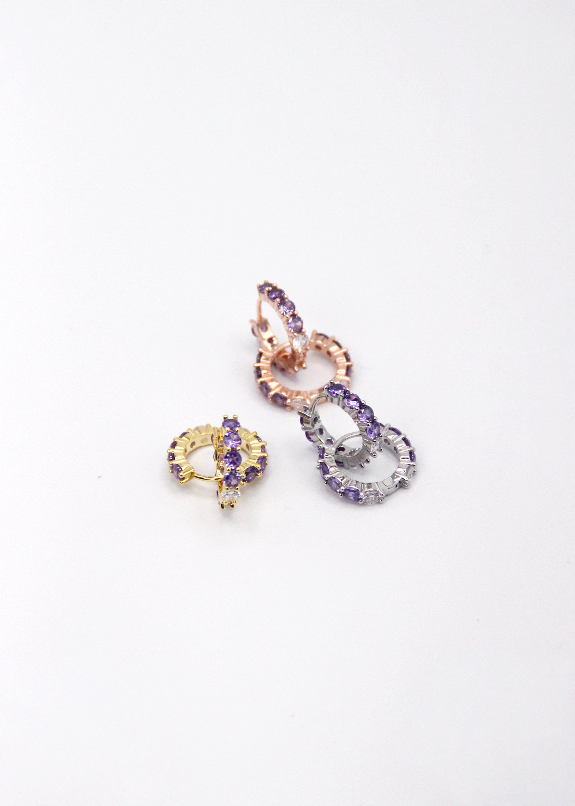 Orecchini hoop in argento con zirconi lilla e cristallo, cerchi luminosi dal design elegante disponibili in finitura argento, oro e oro rosa, diametro 1,5 cm.