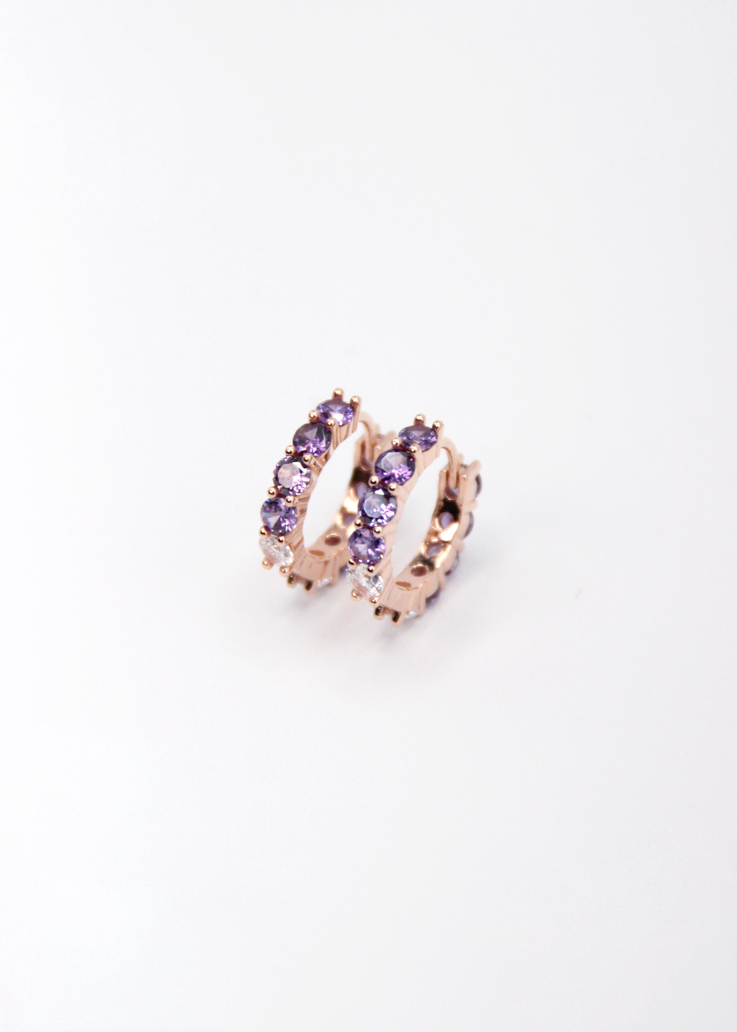 Orecchini hoop in argento con zirconi lilla e cristallo, cerchi luminosi dal design elegante disponibili in finitura argento, oro e oro rosa, diametro 1,5 cm.