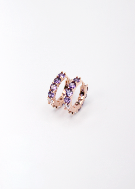Orecchini hoop in argento con zirconi lilla e cristallo, cerchi luminosi dal design elegante disponibili in finitura argento, oro e oro rosa, diametro 1,5 cm.