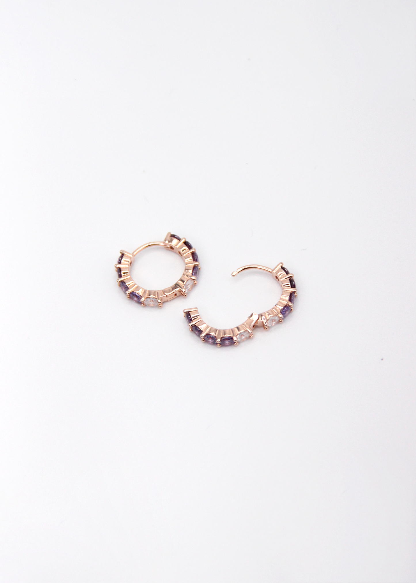 Orecchini hoop in argento con zirconi lilla e cristallo, cerchi luminosi dal design elegante disponibili in finitura argento, oro e oro rosa, diametro 1,5 cm.
