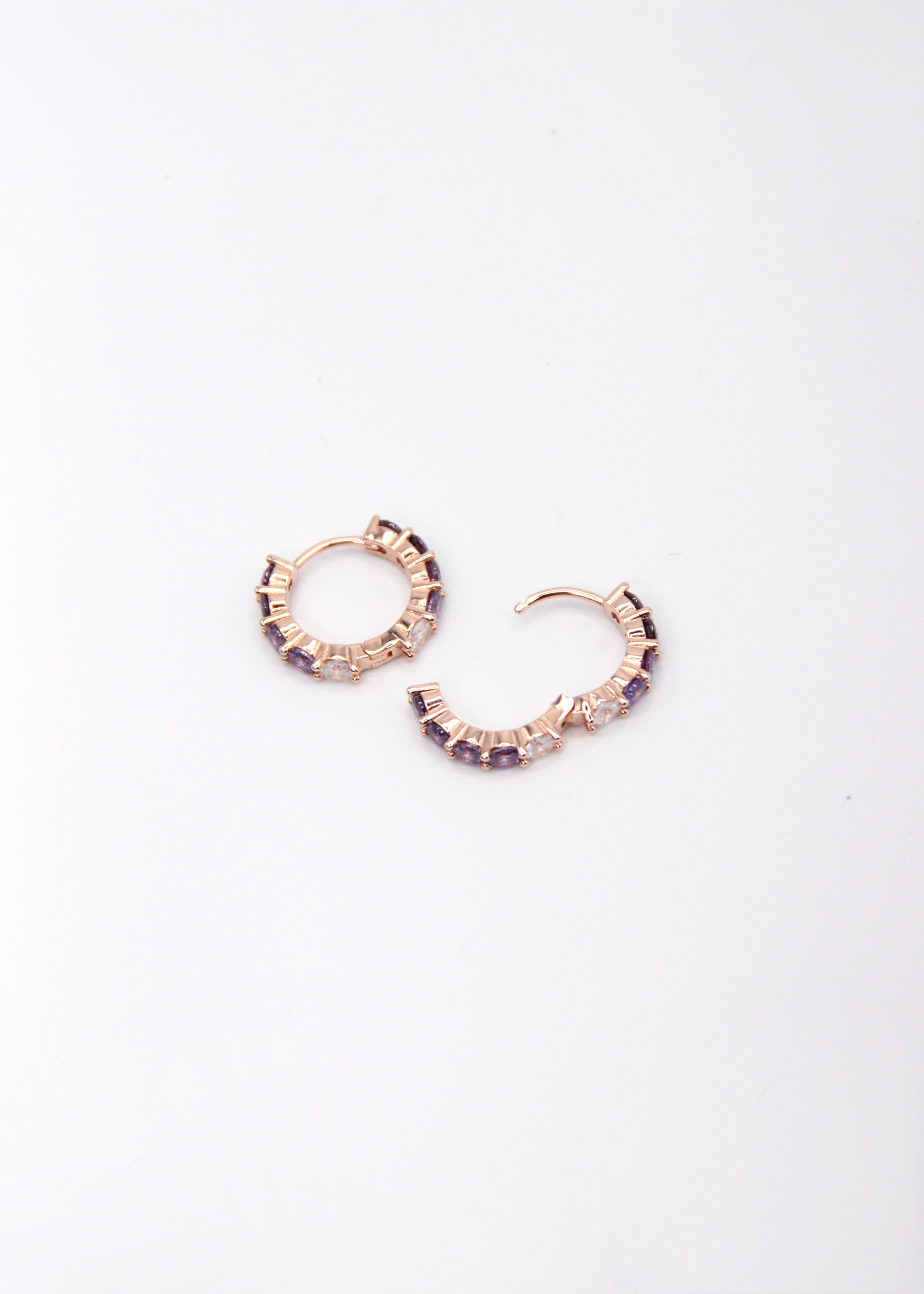 Orecchini hoop in argento con zirconi lilla e cristallo, cerchi luminosi dal design elegante disponibili in finitura argento, oro e oro rosa, diametro 1,5 cm.