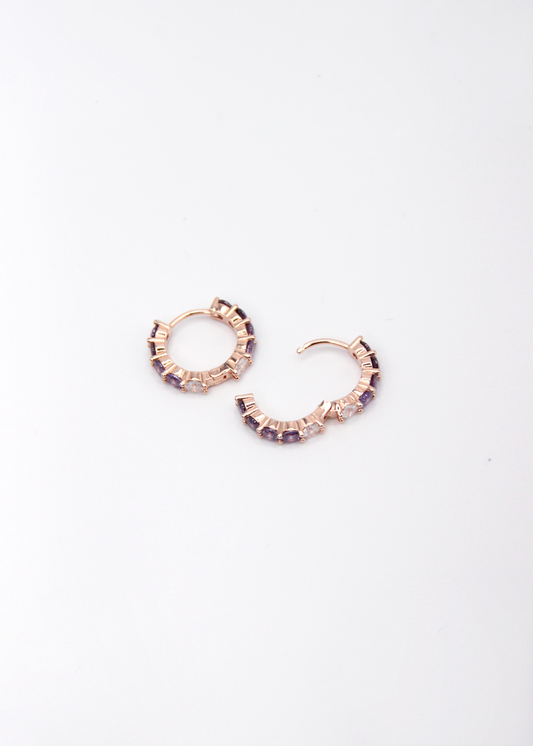 Orecchini hoop in argento con zirconi lilla e cristallo, cerchi luminosi dal design elegante disponibili in finitura argento, oro e oro rosa, diametro 1,5 cm.