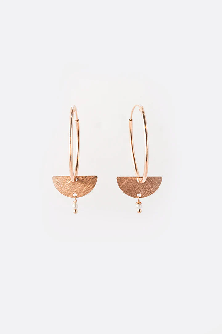 Medium silver earring with half-moon pendant