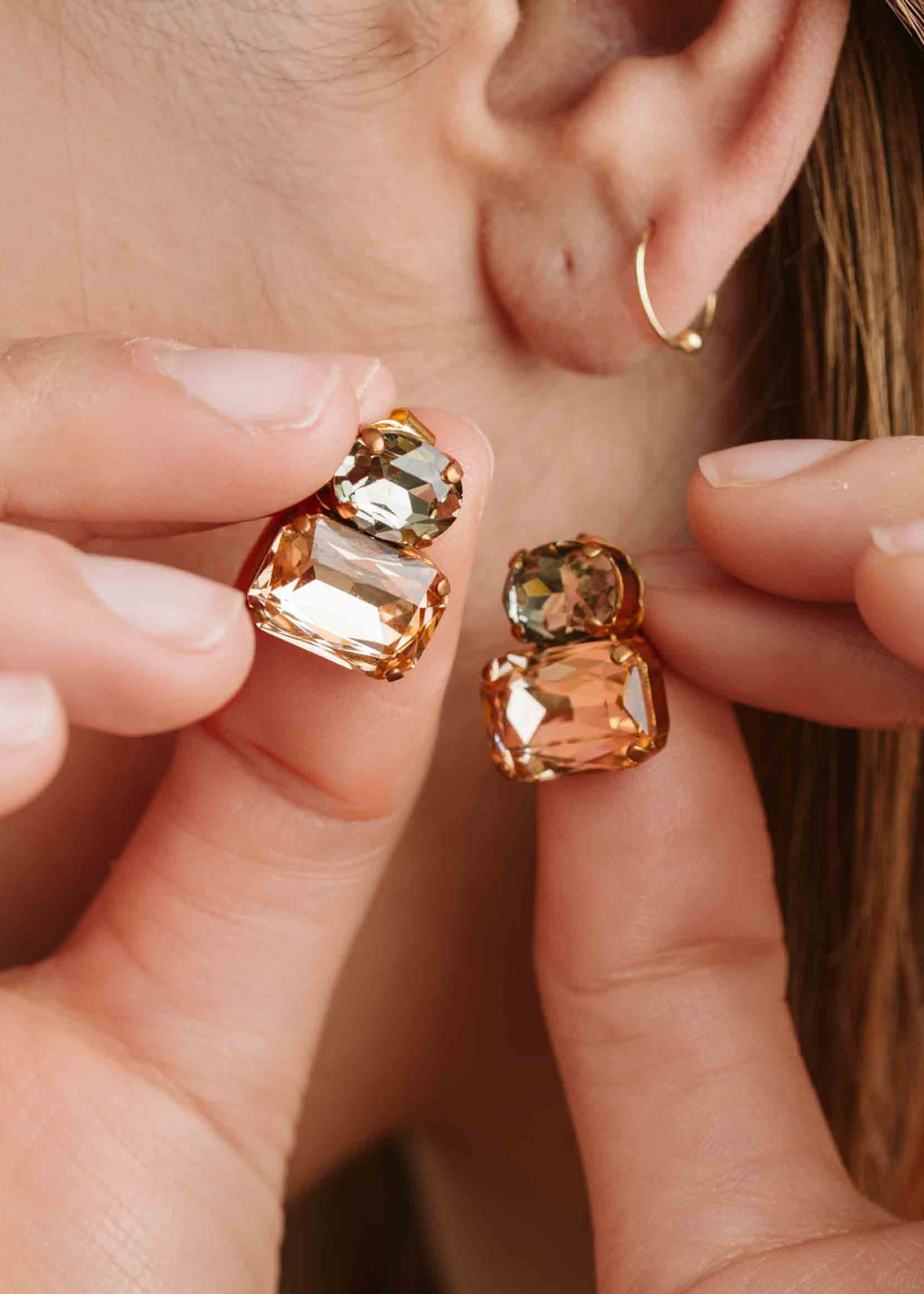 Orecchini Confetti Laura Sciunnach fatti a mano, piccoli e leggeri (3 g), design contemporaneo con dettagli colorati champagne e grigio, chiusura a perno con farfallina, gioielli artigianali made in Italy personalizzabili.