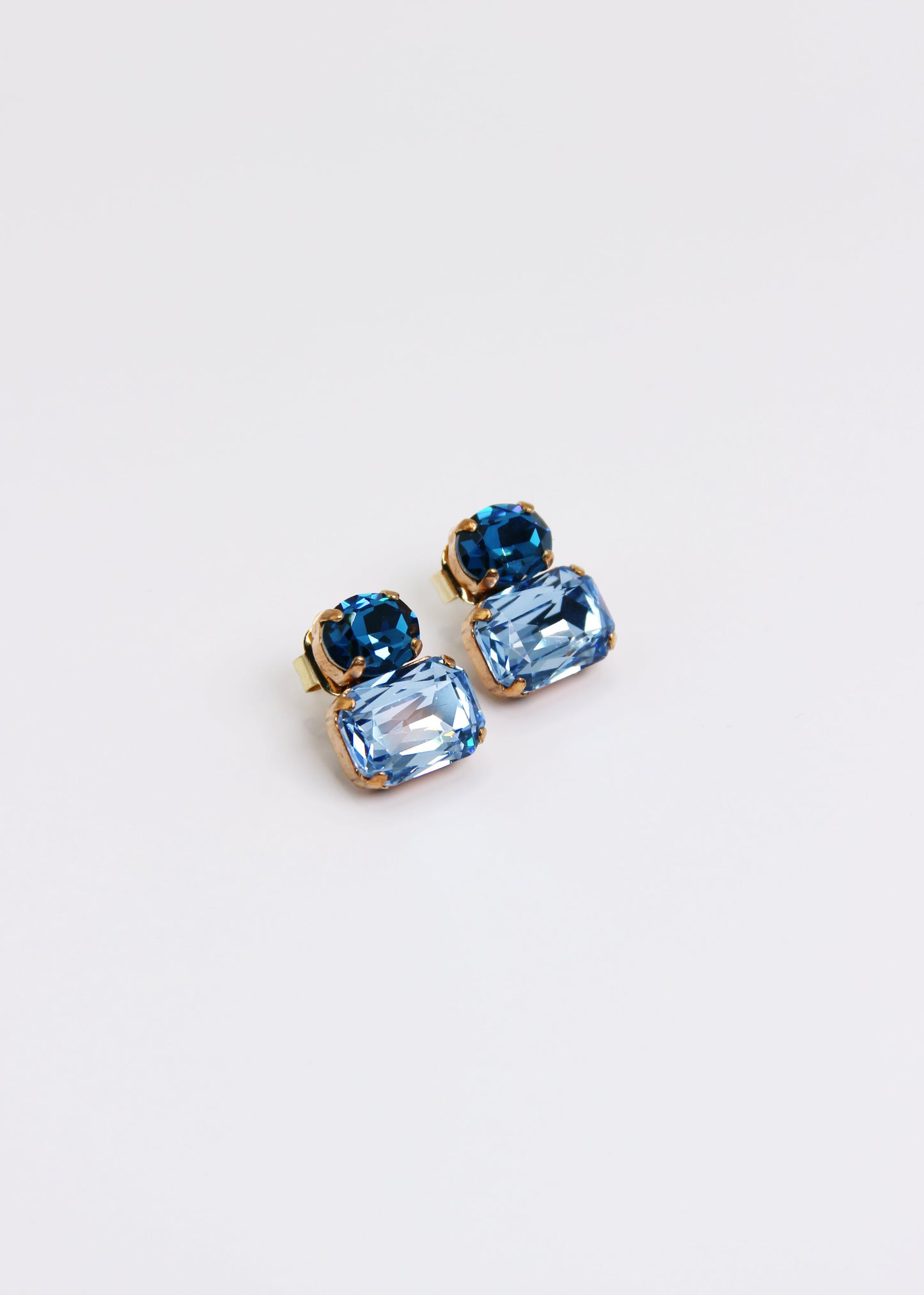 Orecchini Confetti Laura Sciunnach fatti a mano, piccoli e leggeri (3 g), design contemporaneo con dettagli colorati blu e celeste, chiusura a perno con farfallina, gioielli artigianali made in Italy personalizzabili.