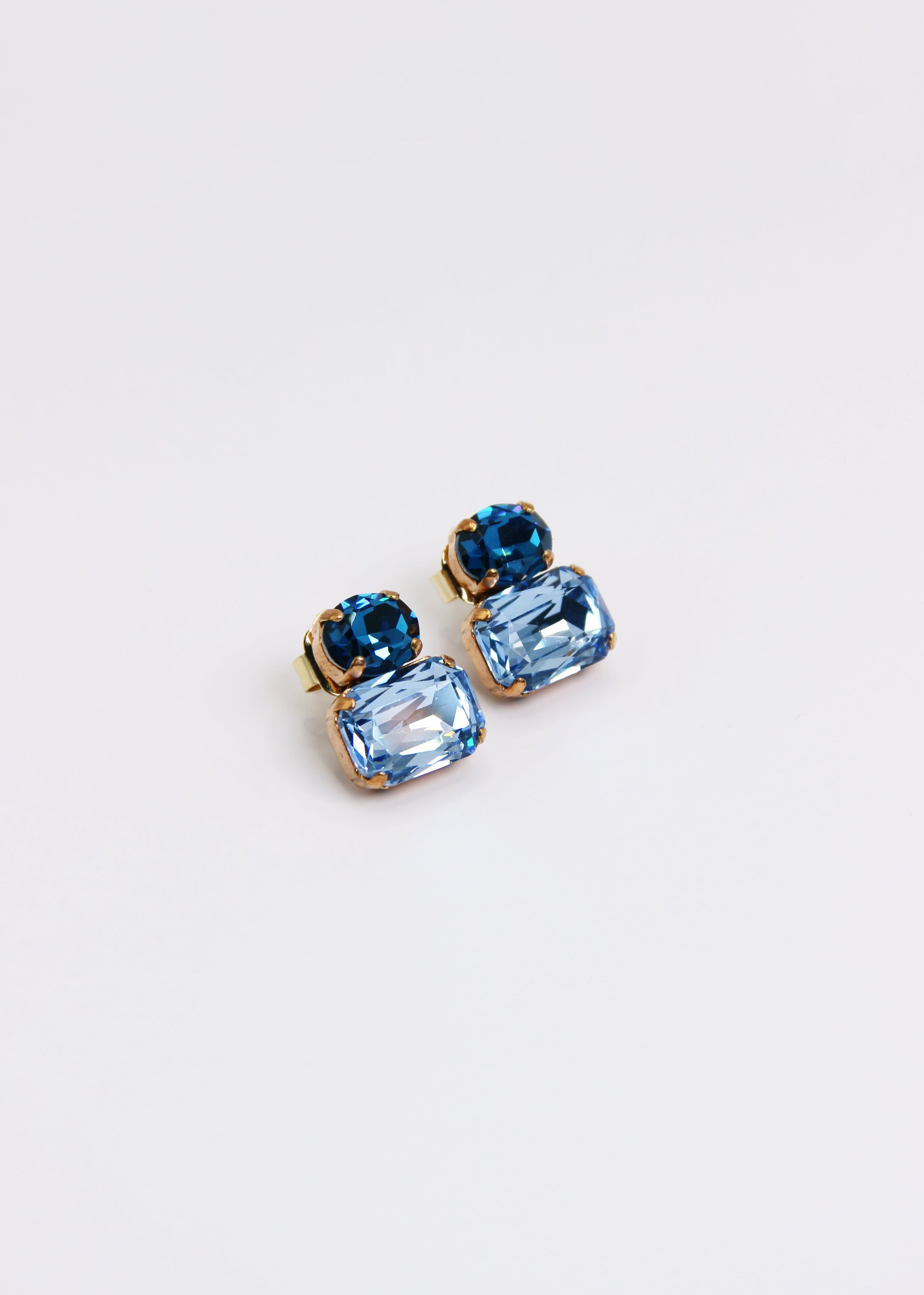 Orecchini Confetti Laura Sciunnach fatti a mano, piccoli e leggeri (3 g), design contemporaneo con dettagli colorati blu e celeste, chiusura a perno con farfallina, gioielli artigianali made in Italy personalizzabili.