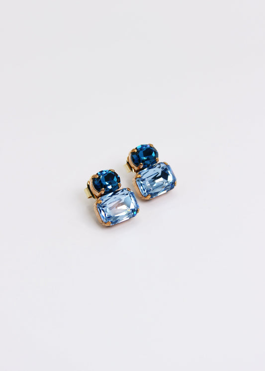 Orecchini Confetti Laura Sciunnach fatti a mano, piccoli e leggeri (3 g), design contemporaneo con dettagli colorati blu e celeste, chiusura a perno con farfallina, gioielli artigianali made in Italy personalizzabili.