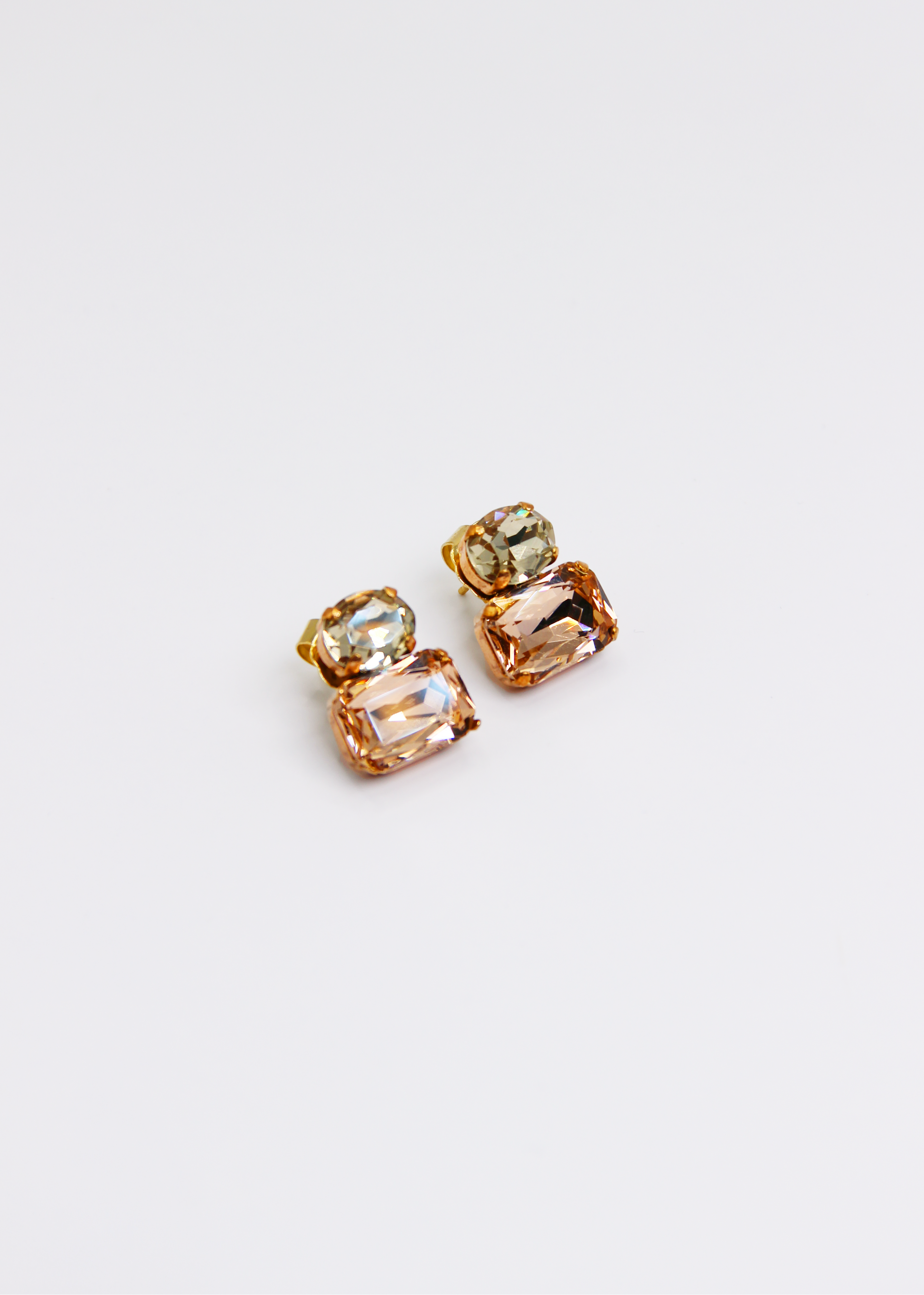 Orecchini Confetti Laura Sciunnach fatti a mano, piccoli e leggeri (3 g), design contemporaneo con dettagli colorati champagne e grigio, chiusura a perno con farfallina, gioielli artigianali made in Italy personalizzabili.