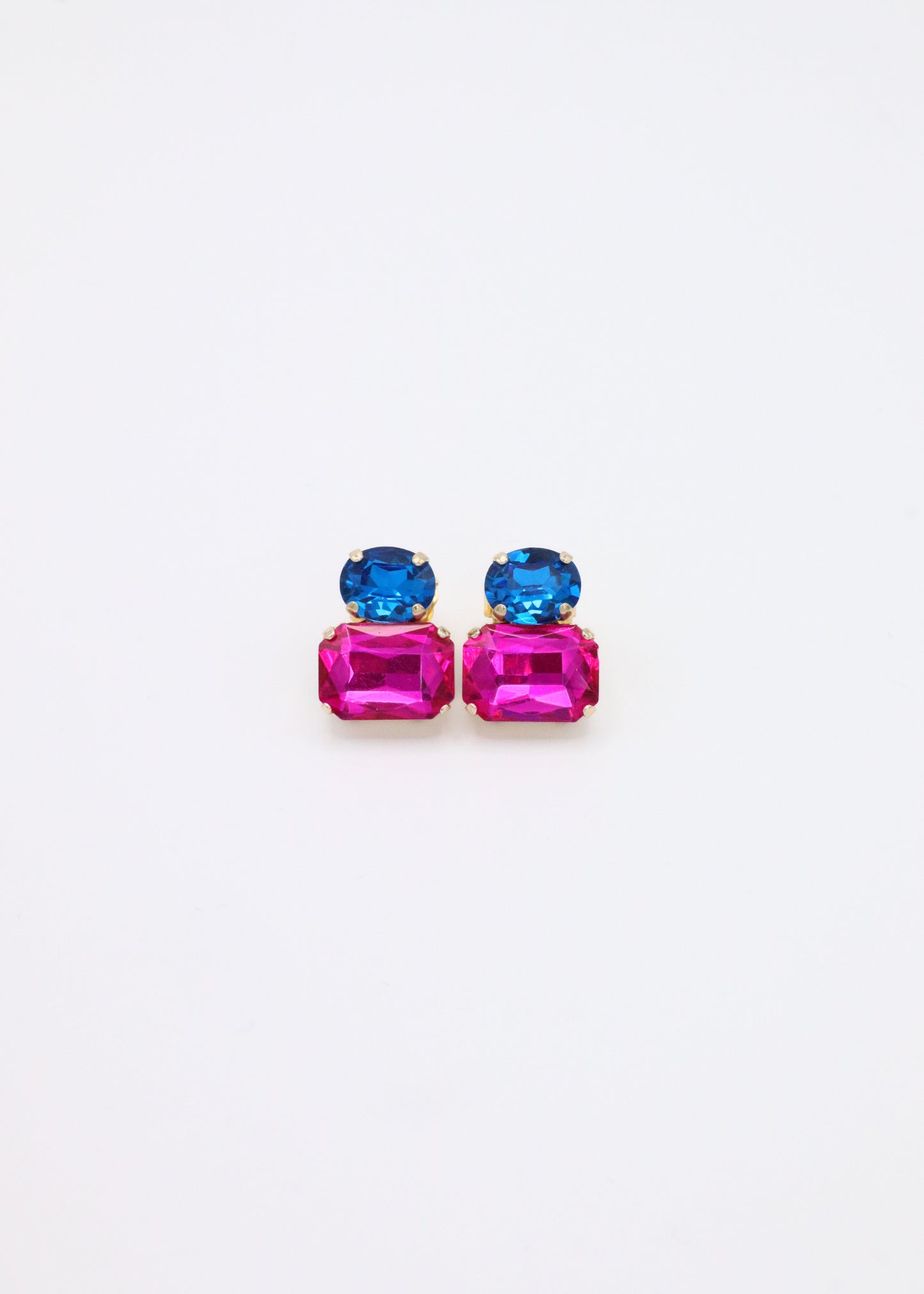 Orecchini Confetti Laura Sciunnach fatti a mano, piccoli e leggeri (3 g), design contemporaneo con dettagli colorati, chiusura a perno con farfallina, gioielli artigianali made in Italy personalizzabili. 