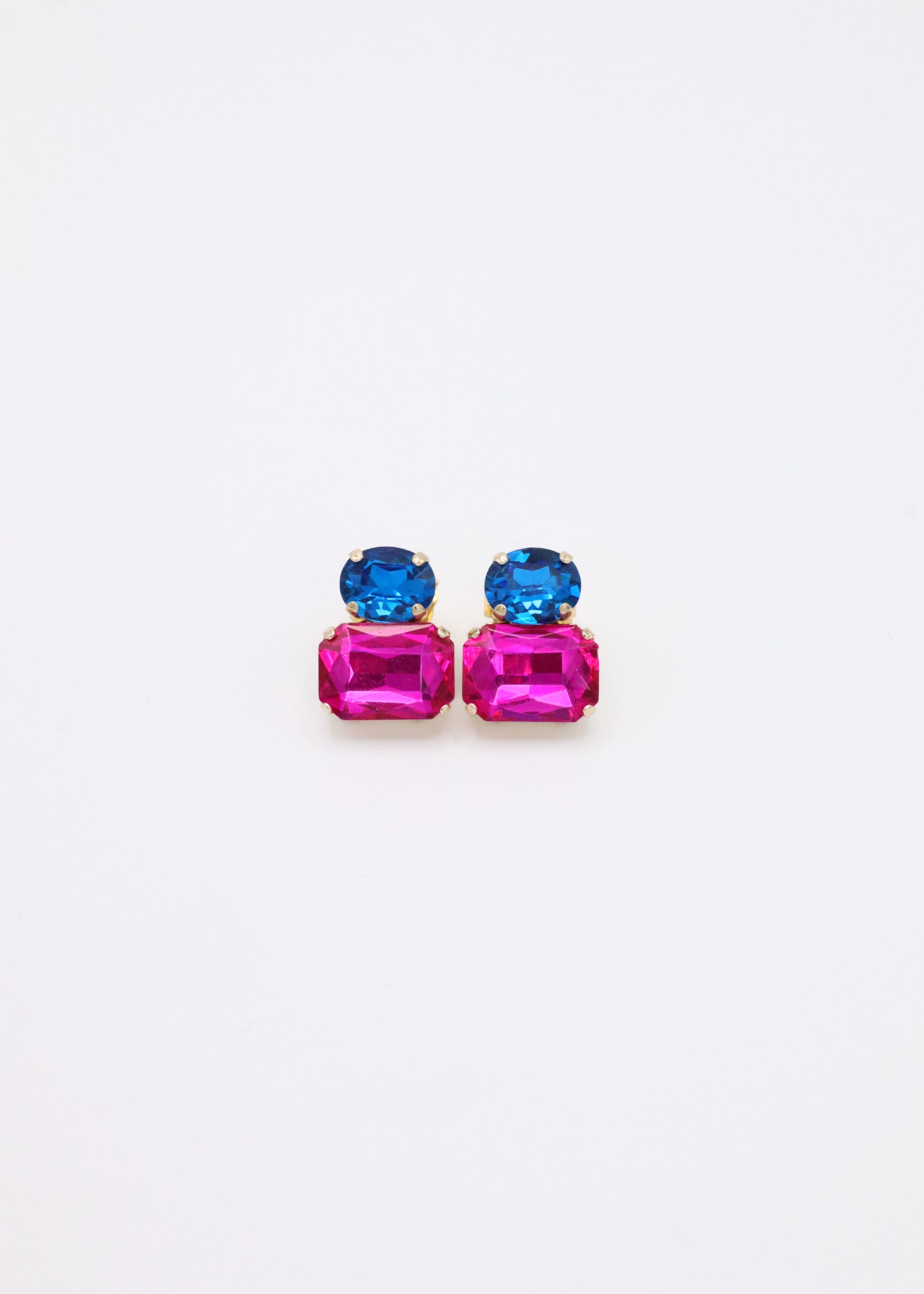 Orecchini Confetti Laura Sciunnach fatti a mano, piccoli e leggeri (3 g), design contemporaneo con dettagli colorati, chiusura a perno con farfallina, gioielli artigianali made in Italy personalizzabili. 