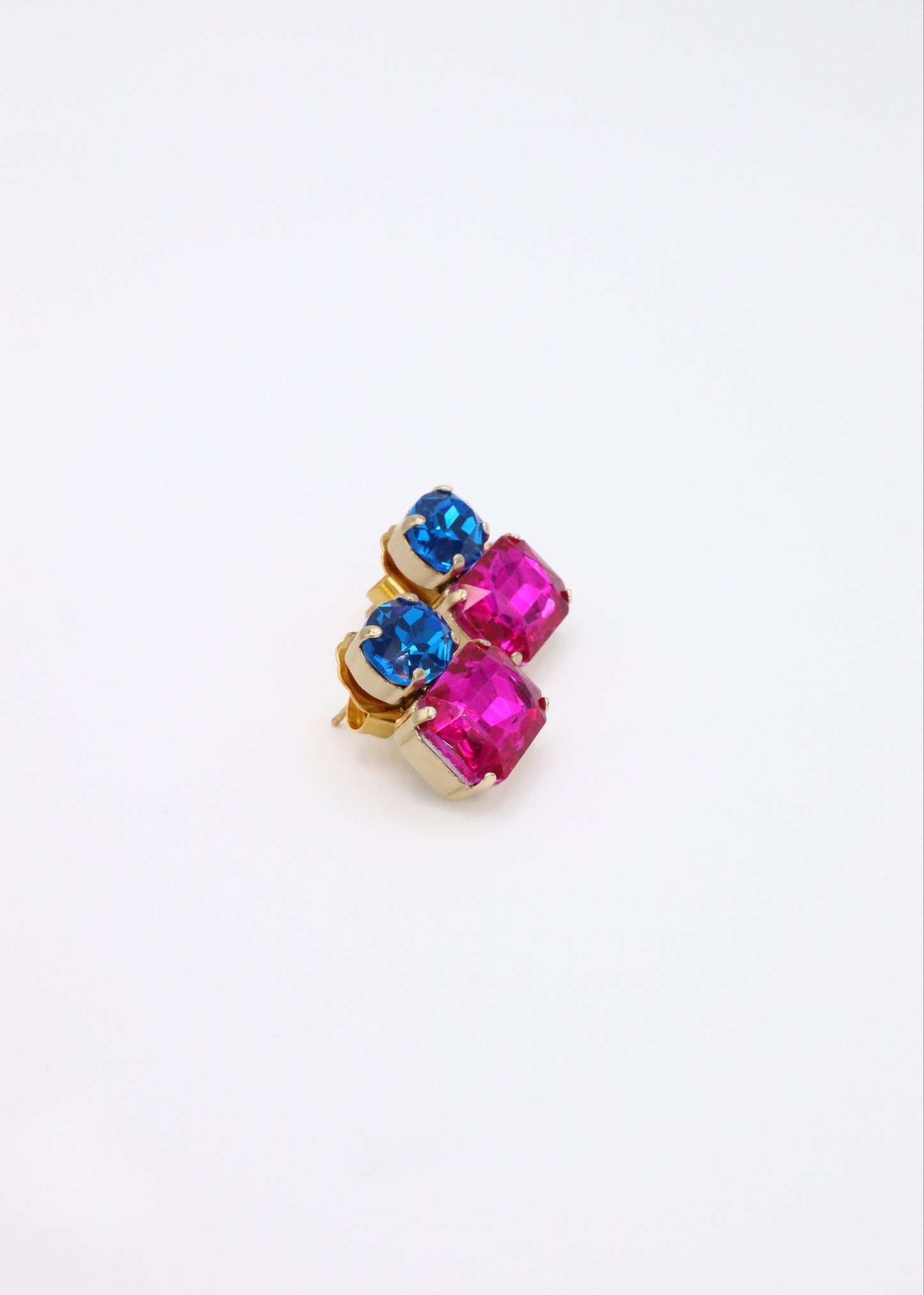 Orecchini Confetti Laura Sciunnach fatti a mano, piccoli e leggeri (3 g), design contemporaneo con dettagli colorati, chiusura a perno con farfallina, gioielli artigianali made in Italy personalizzabili. 