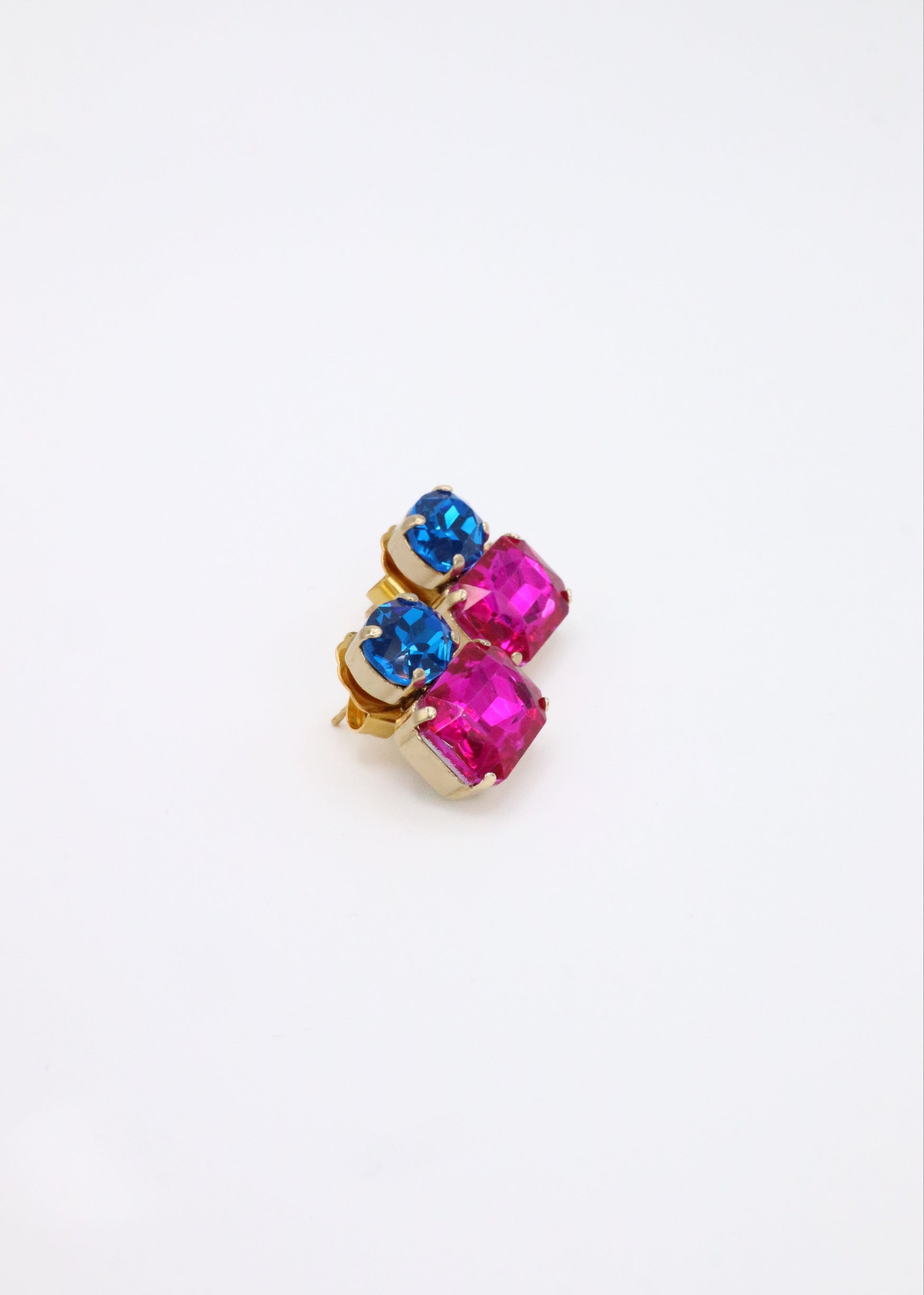 Orecchini Confetti Laura Sciunnach fatti a mano, piccoli e leggeri (3 g), design contemporaneo con dettagli colorati, chiusura a perno con farfallina, gioielli artigianali made in Italy personalizzabili. 