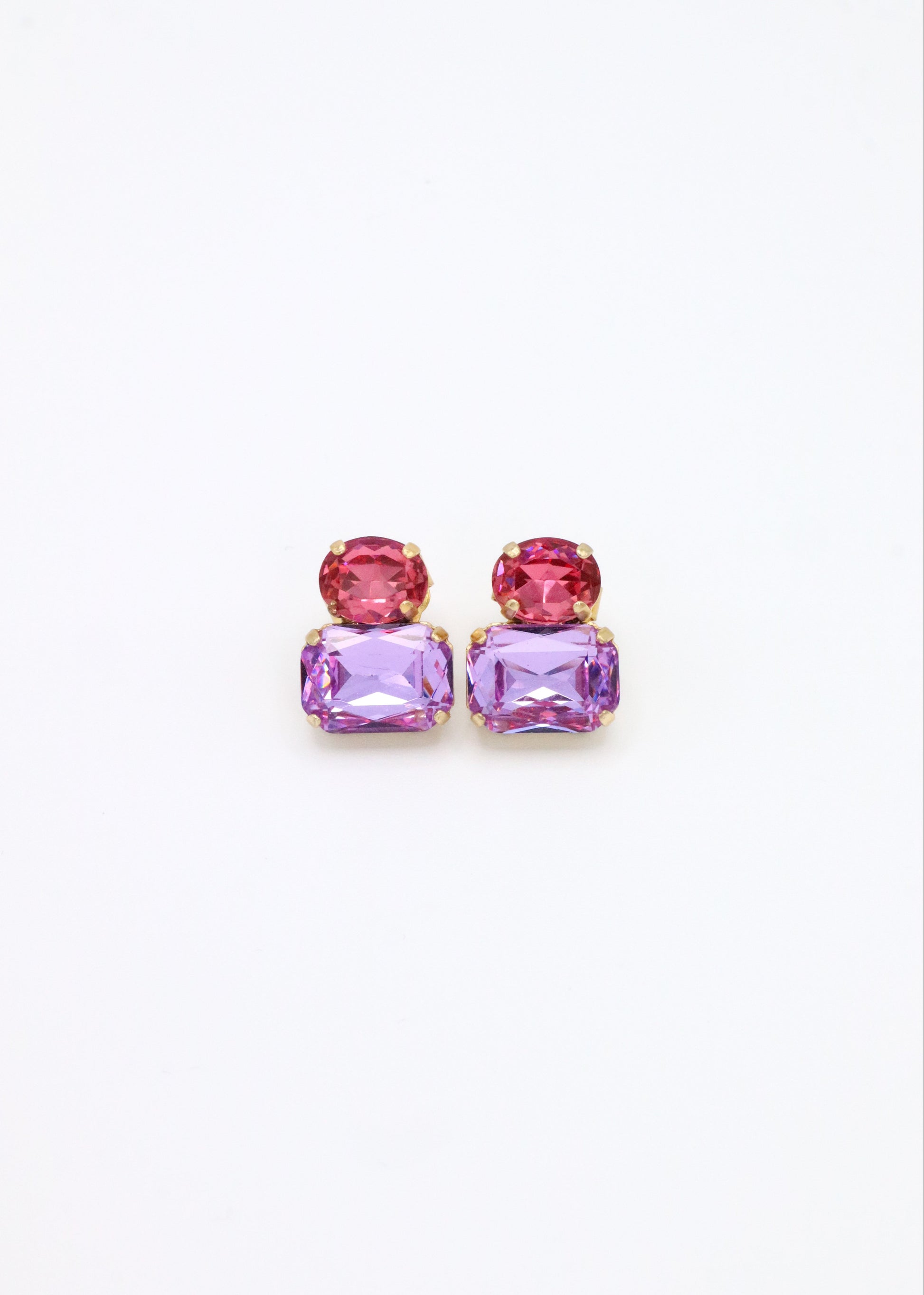 Orecchini Confetti Laura Sciunnach fatti a mano, piccoli e leggeri (3 g), design contemporaneo con dettagli colorati, chiusura a perno con farfallina, gioielli artigianali made in Italy personalizzabili. 