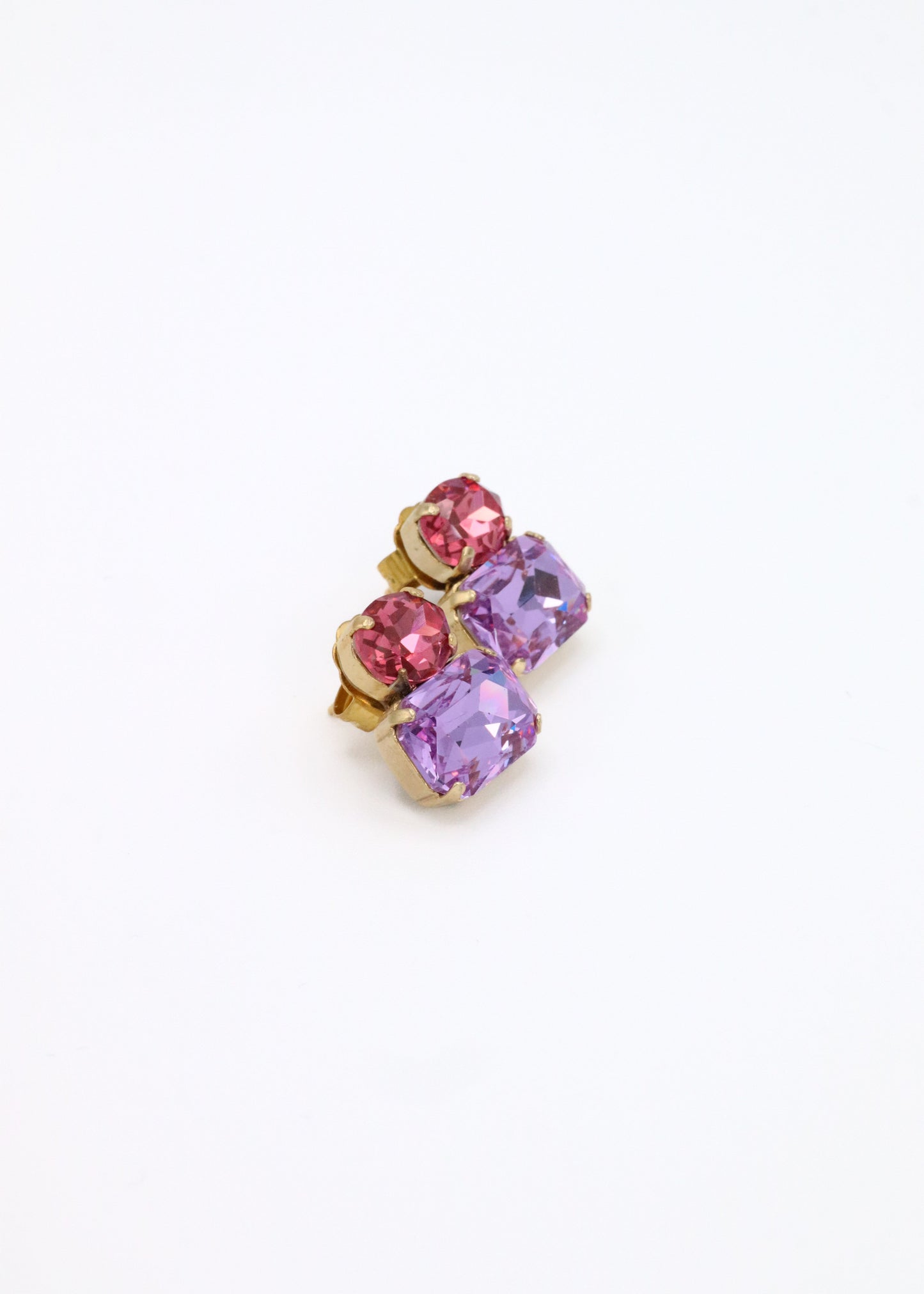 Orecchini Confetti Laura Sciunnach fatti a mano, piccoli e leggeri (3 g), design contemporaneo con dettagli colorati, chiusura a perno con farfallina, gioielli artigianali made in Italy personalizzabili. 