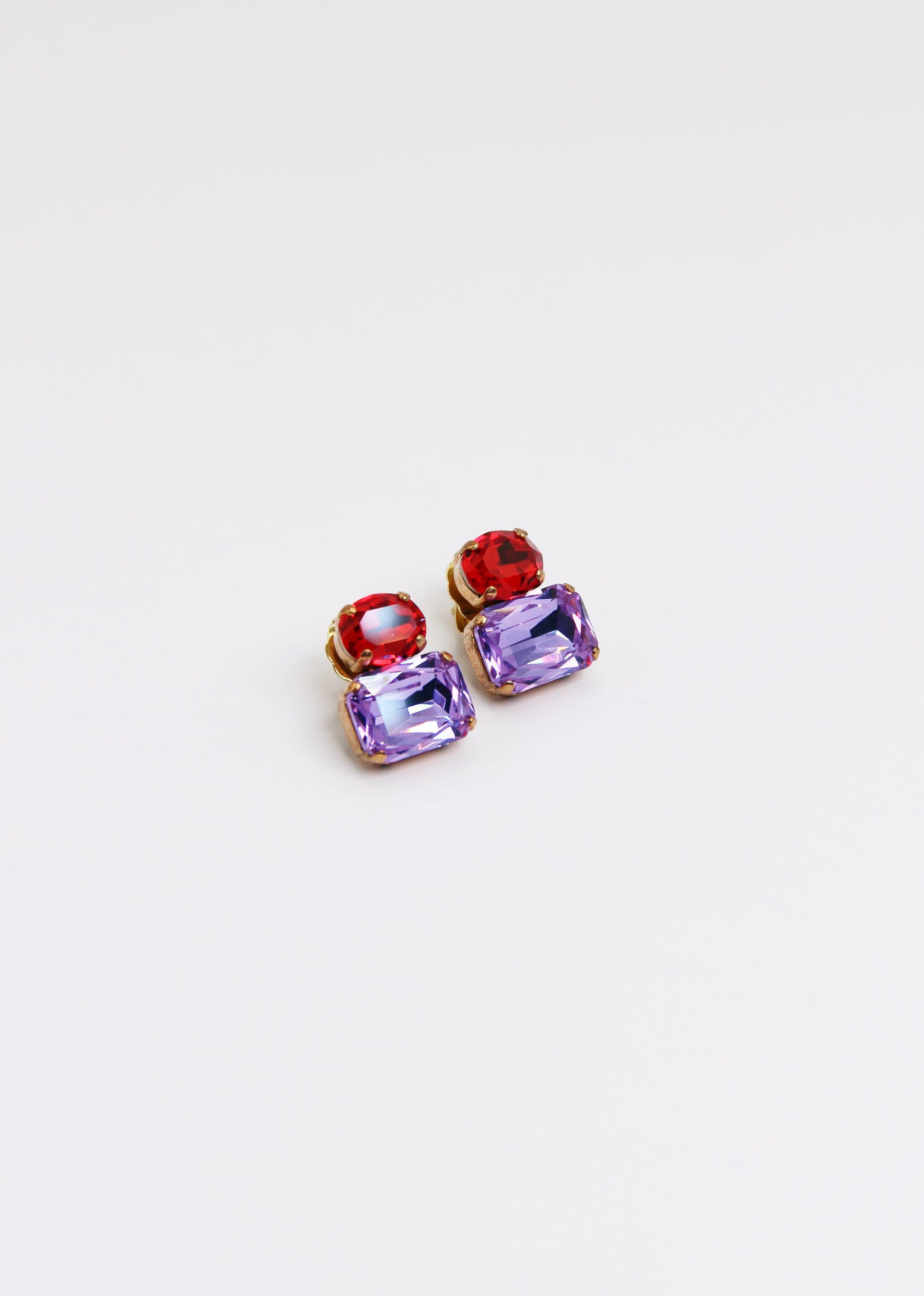 Orecchini Confetti Laura Sciunnach fatti a mano, piccoli e leggeri (3 g), design contemporaneo con dettagli colorati lilla e rosso, chiusura a perno con farfallina, gioielli artigianali made in Italy personalizzabili.