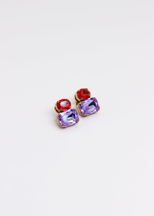 Orecchini Confetti Laura Sciunnach fatti a mano, piccoli e leggeri (3 g), design contemporaneo con dettagli colorati lilla e rosso, chiusura a perno con farfallina, gioielli artigianali made in Italy personalizzabili.