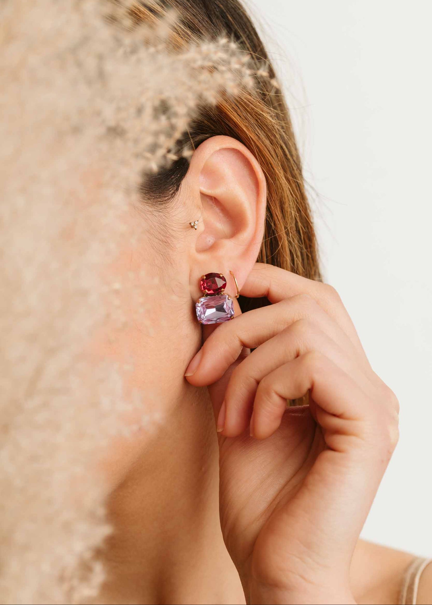 Orecchini Confetti Laura Sciunnach  fatti a mano, piccoli e leggeri (3 g), design contemporaneo con dettagli colorati lilla e rosso, chiusura a perno con farfallina, gioielli artigianali made in Italy personalizzabili.