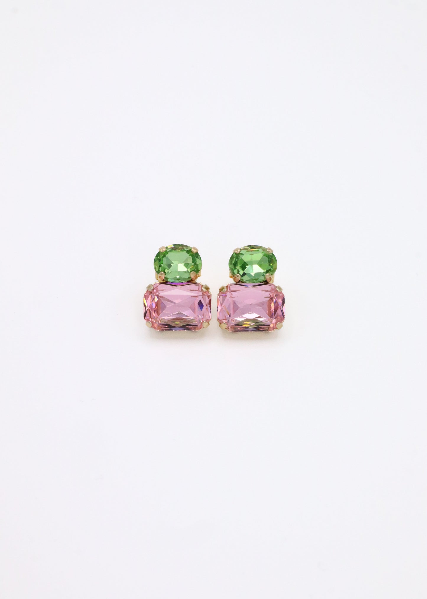 Orecchini Confetti Laura Sciunnach fatti a mano, piccoli e leggeri (3 g), design contemporaneo con dettagli colorati, chiusura a perno con farfallina, gioielli artigianali made in Italy personalizzabili. 