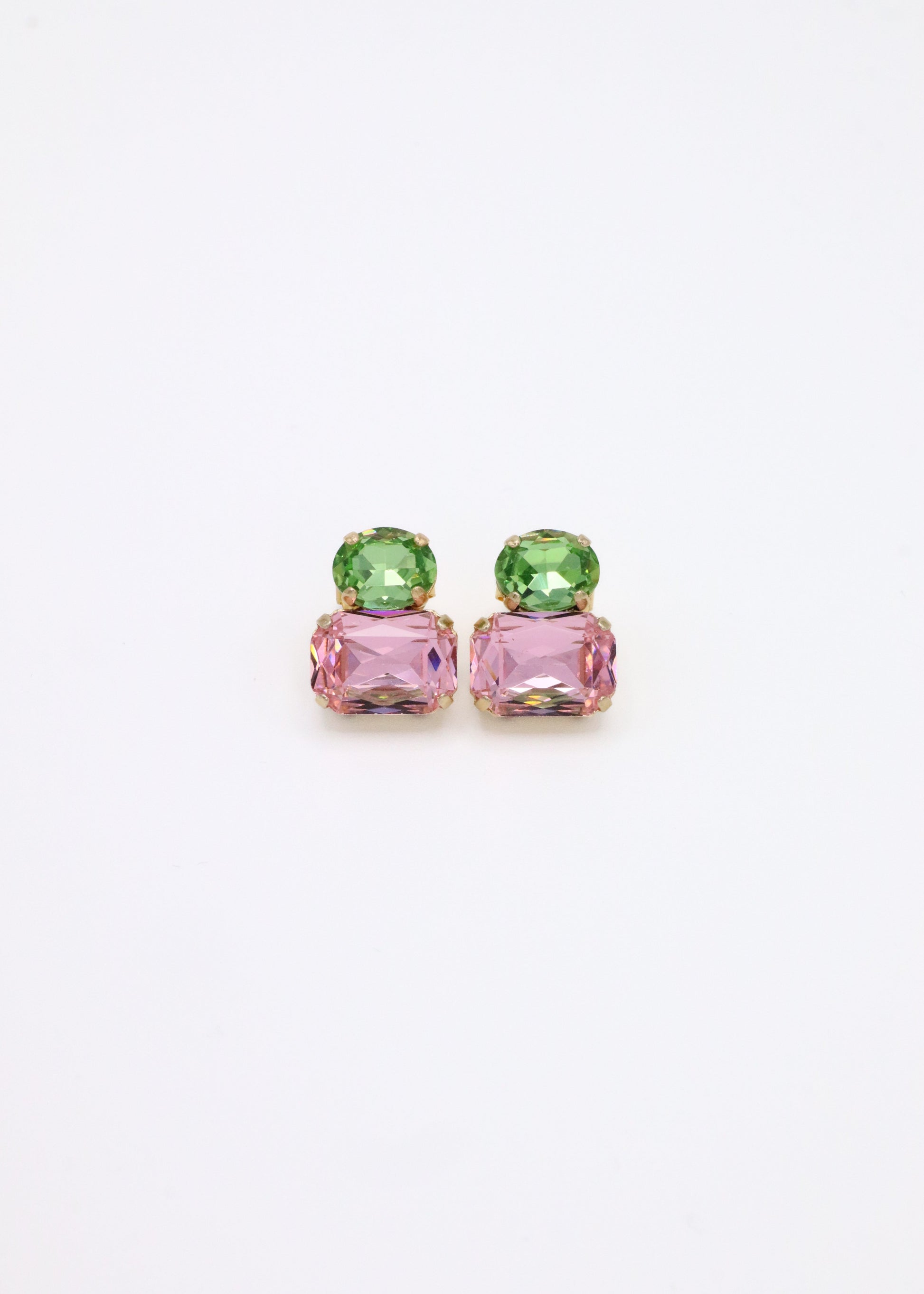 Orecchini Confetti Laura Sciunnach fatti a mano, piccoli e leggeri (3 g), design contemporaneo con dettagli colorati, chiusura a perno con farfallina, gioielli artigianali made in Italy personalizzabili. 