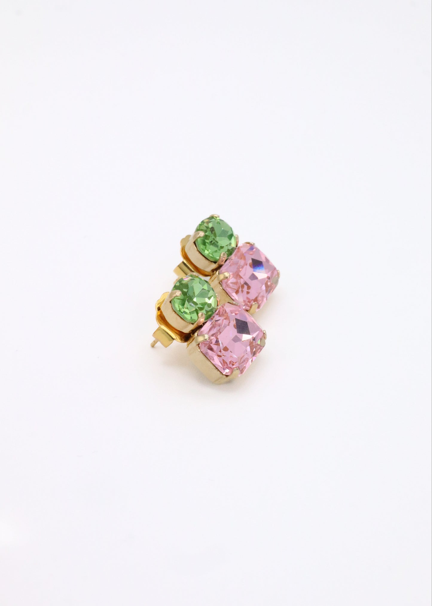 Orecchini Confetti Laura Sciunnach fatti a mano, piccoli e leggeri (3 g), design contemporaneo con dettagli colorati, chiusura a perno con farfallina, gioielli artigianali made in Italy personalizzabili. 