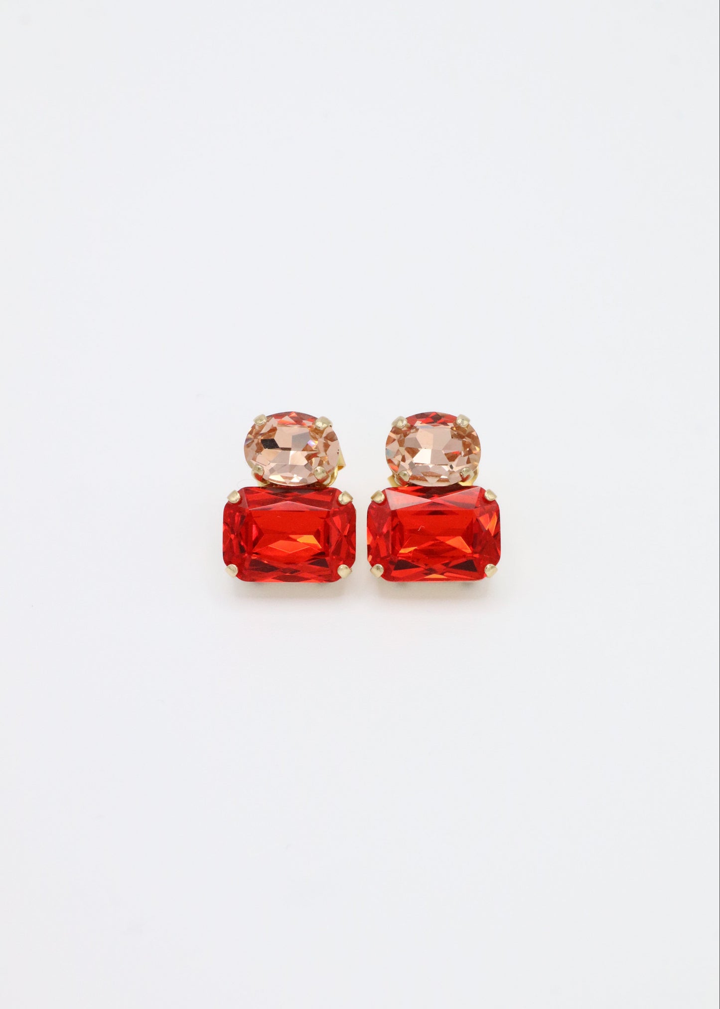 Orecchini Confetti Laura Sciunnach fatti a mano, piccoli e leggeri (3 g), design contemporaneo con dettagli colorati, chiusura a perno con farfallina, gioielli artigianali made in Italy personalizzabili. 