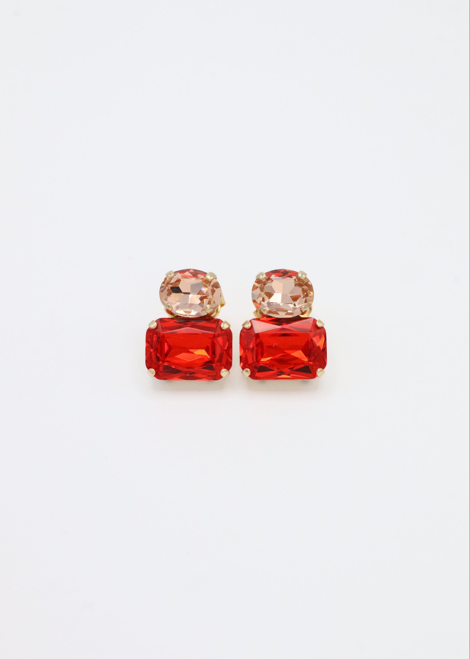 Orecchini Confetti Laura Sciunnach fatti a mano, piccoli e leggeri (3 g), design contemporaneo con dettagli colorati, chiusura a perno con farfallina, gioielli artigianali made in Italy personalizzabili. 