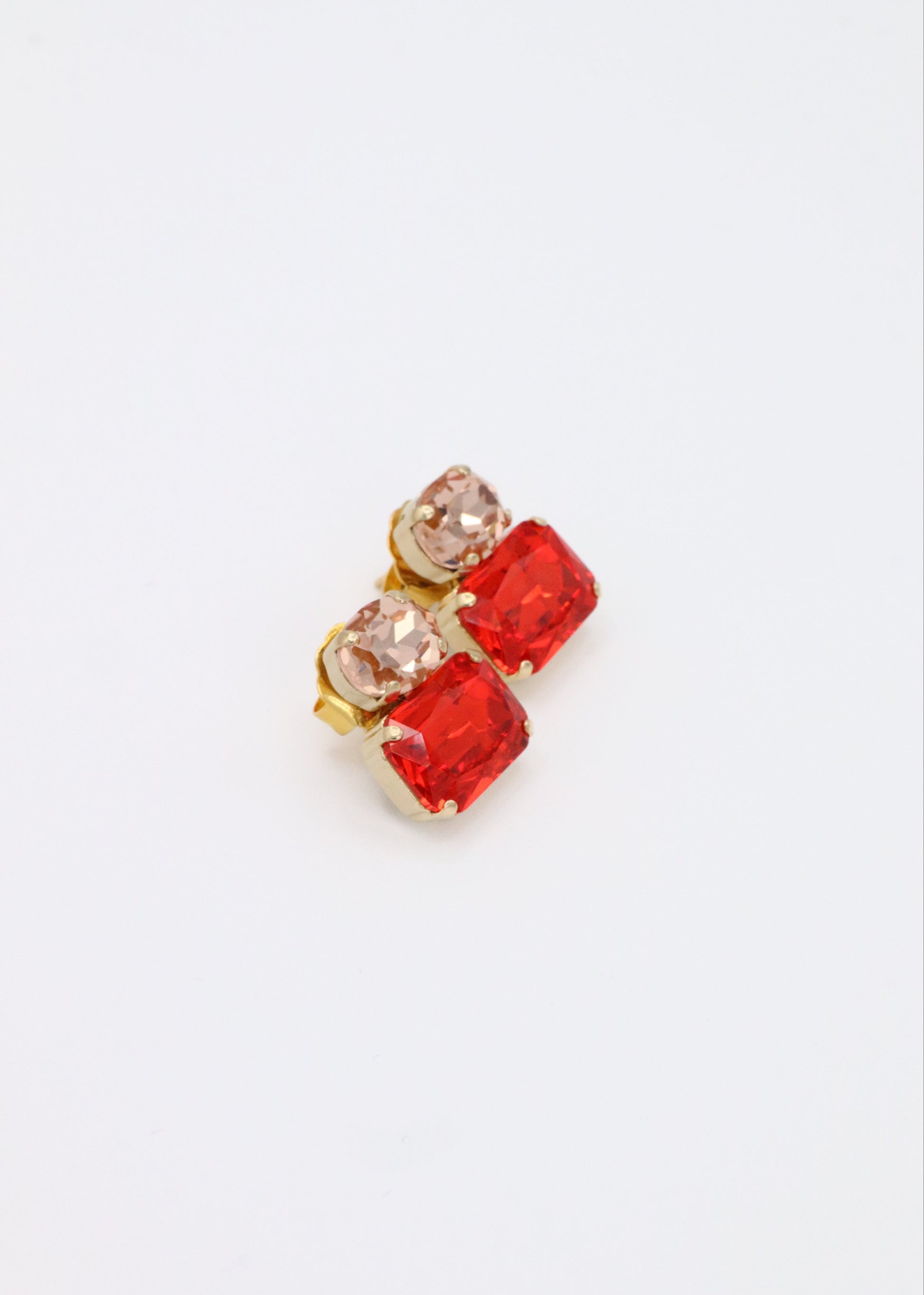 Orecchini Confetti Laura Sciunnach fatti a mano, piccoli e leggeri (3 g), design contemporaneo con dettagli colorati, chiusura a perno con farfallina, gioielli artigianali made in Italy personalizzabili. 