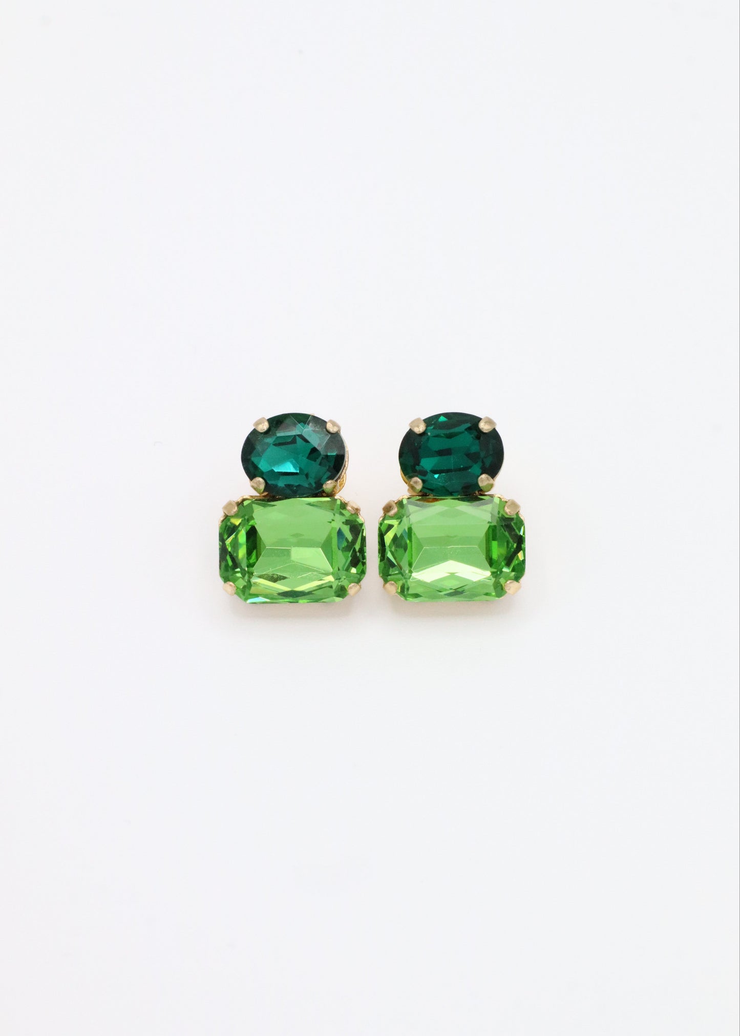Orecchini Confetti Laura Sciunnach fatti a mano, piccoli e leggeri (3 g), design contemporaneo con dettagli colorati, chiusura a perno con farfallina, gioielli artigianali made in Italy personalizzabili. 