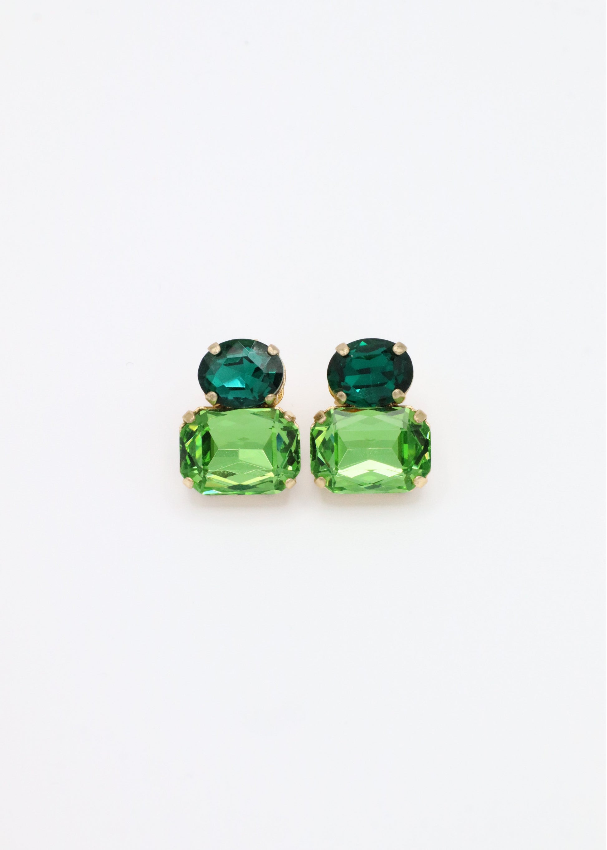 Orecchini Confetti Laura Sciunnach fatti a mano, piccoli e leggeri (3 g), design contemporaneo con dettagli colorati, chiusura a perno con farfallina, gioielli artigianali made in Italy personalizzabili. 