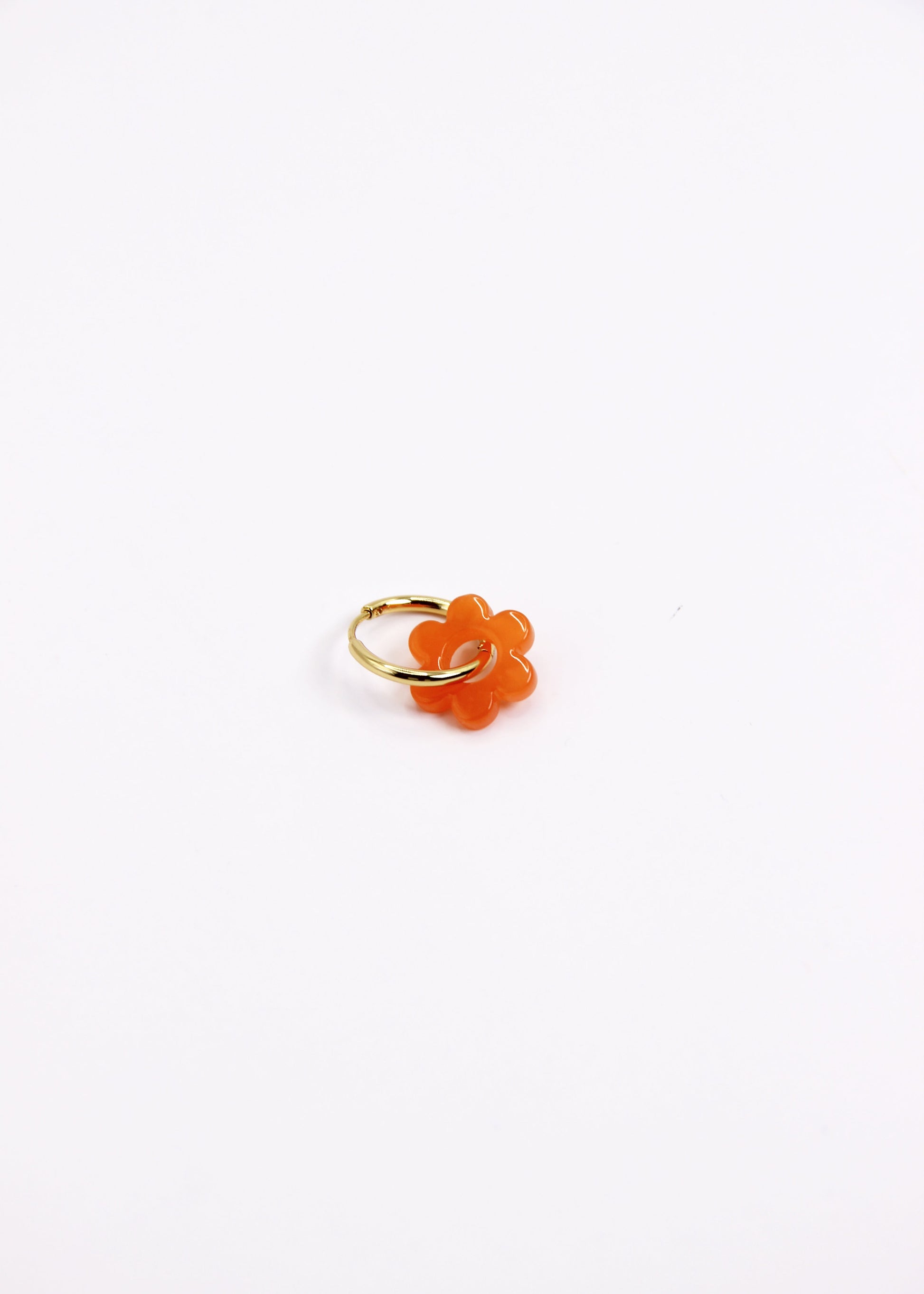Orecchini ad anello in acciaio dorato con chiusura a scattino e ciondolo a forma di fiore in resina – colori rosa, azzurro, crema, arancione, fantasia blu-arancione e fantasia blu-verde – stile giocoso, primaverile ed estivo – bijoux leggeri e colorati.