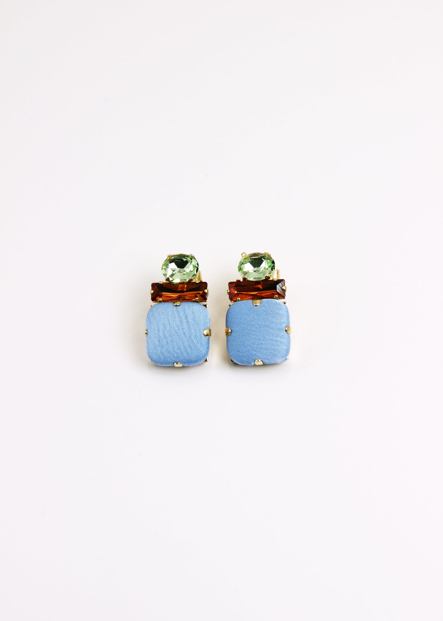 Orecchino artigianale Metropolitan modello Roma con bottone quadrato azzurro e cristalli colorati arancione e verde  – design audace, fatto a mano da Laura Sciunnach Bijoux, leggero e personalizzabile, ispirato alla città di Roma.