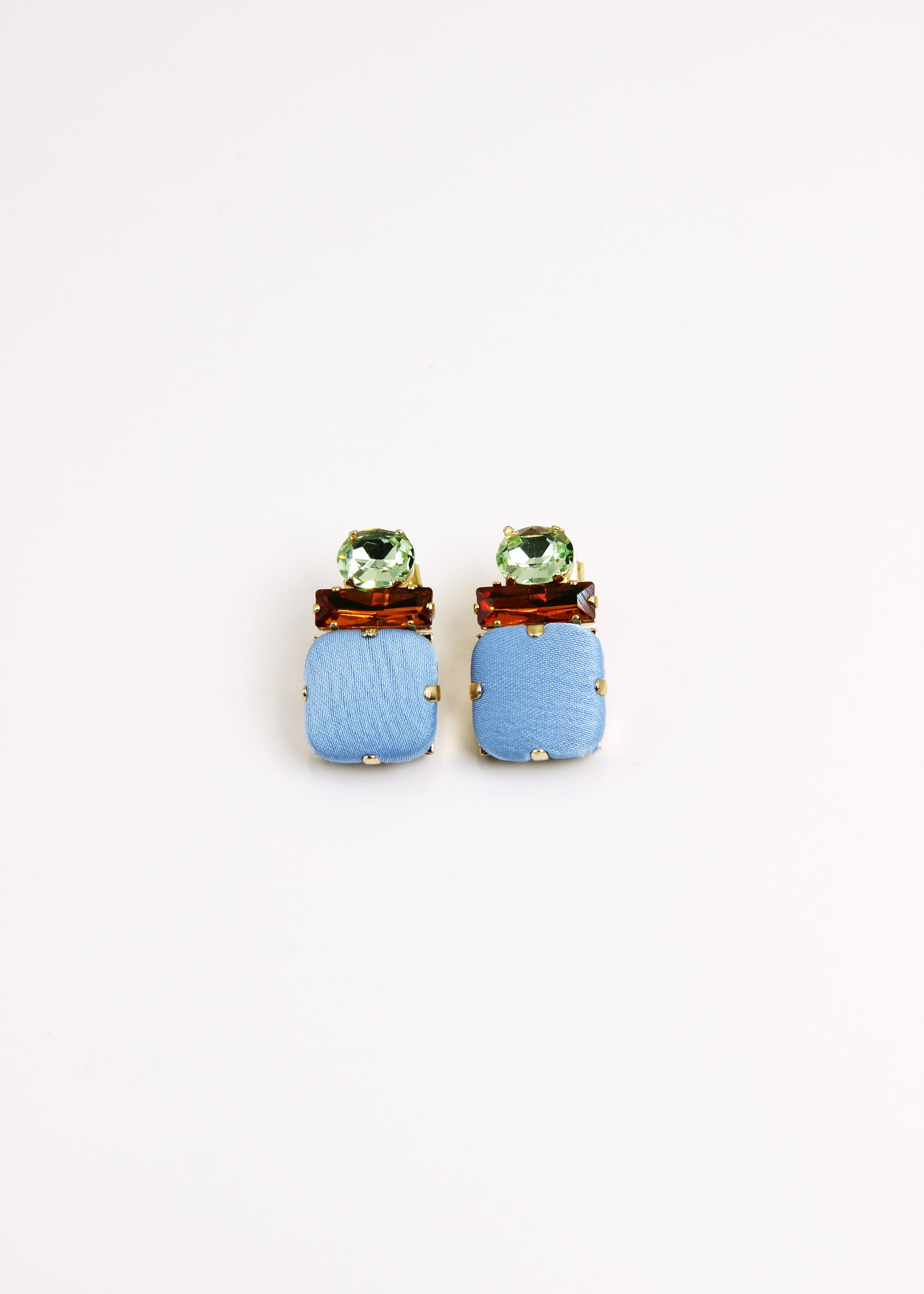 Orecchino artigianale Metropolitan modello Roma con bottone quadrato azzurro e cristalli colorati arancione e verde  – design audace, fatto a mano da Laura Sciunnach Bijoux, leggero e personalizzabile, ispirato alla città di Roma.