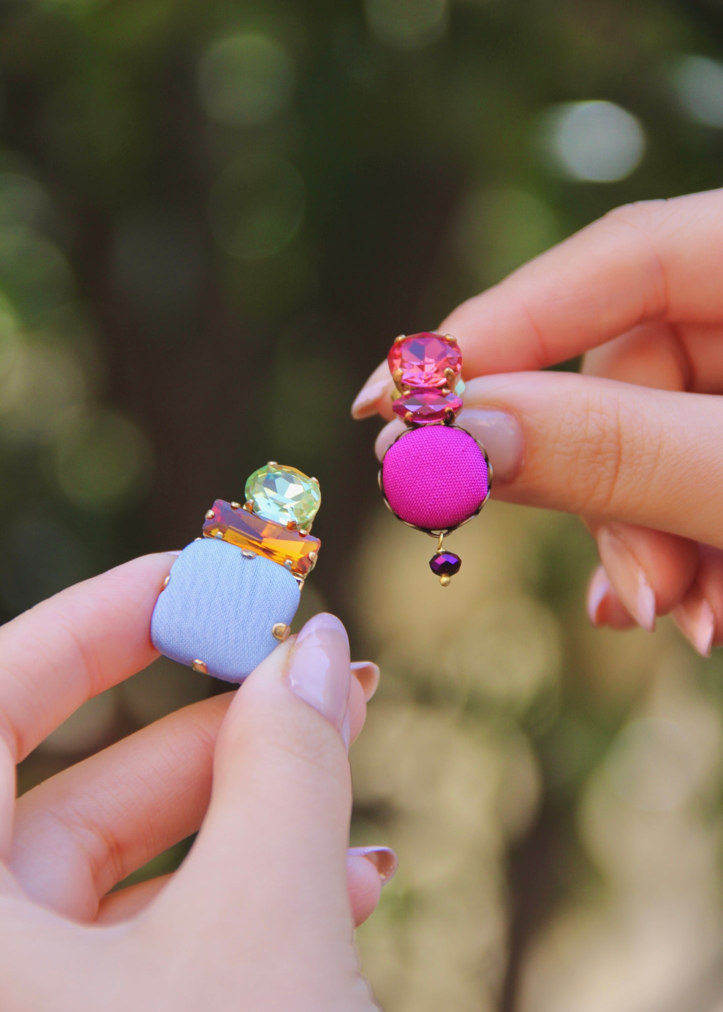 Orecchino artigianale Metropolitan modello Roma con bottone quadrato azzurro e cristalli colorati arancione e verde  – design audace, fatto a mano da Laura Sciunnach Bijoux, leggero e personalizzabile, ispirato alla città di Roma.