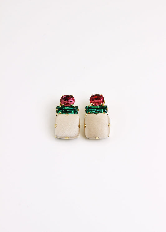 Orecchino artigianale Metropolitan modello Roma con bottone quadrato crema e cristalli colorati verde e fucsia – design audace, fatto a mano da Laura Sciunnach Bijoux, leggero e personalizzabile, ispirato alla città di Roma.