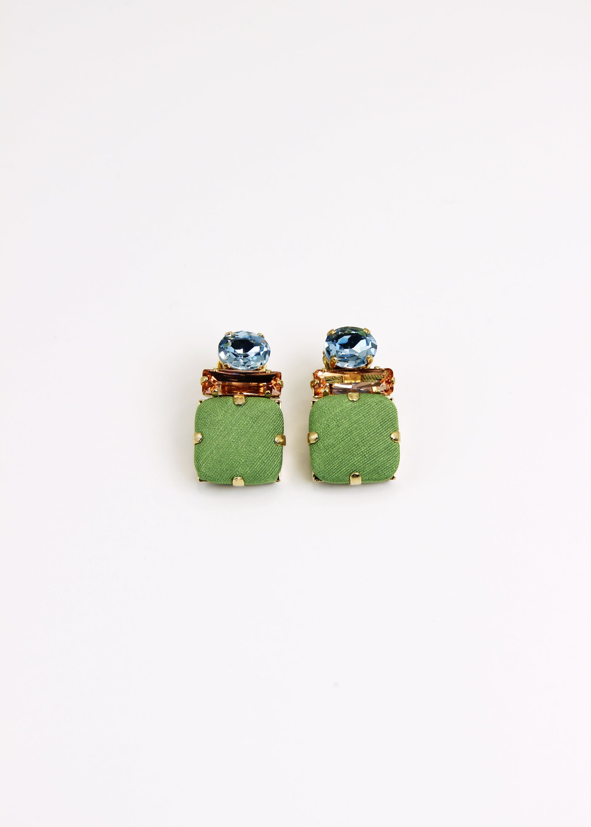Orecchino artigianale Metropolitan modello Roma con bottone quadrato verde e cristalli colorati arancione e azzurro – design audace, fatto a mano da Laura Sciunnach Bijoux, leggero e personalizzabile, ispirato alla città di Roma.