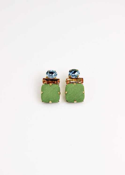 Orecchino artigianale Metropolitan modello Roma con bottone quadrato verde e cristalli colorati arancione e azzurro – design audace, fatto a mano da Laura Sciunnach Bijoux, leggero e personalizzabile, ispirato alla città di Roma.