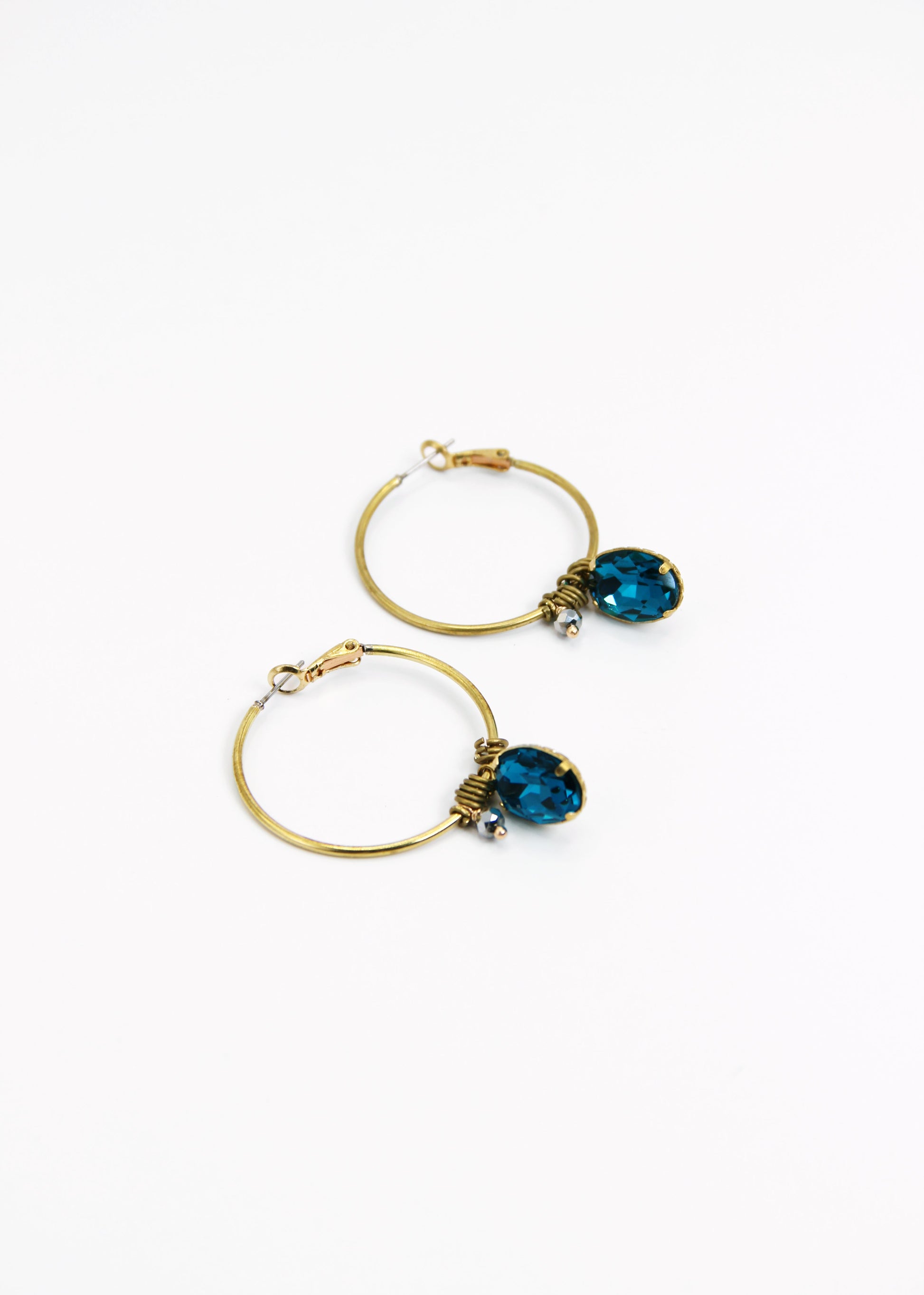Orecchini Petunia Laura Sciunnach in acciaio dorato satinato con cristallo pendente disponibile in 5 colori, design elegante e moderno