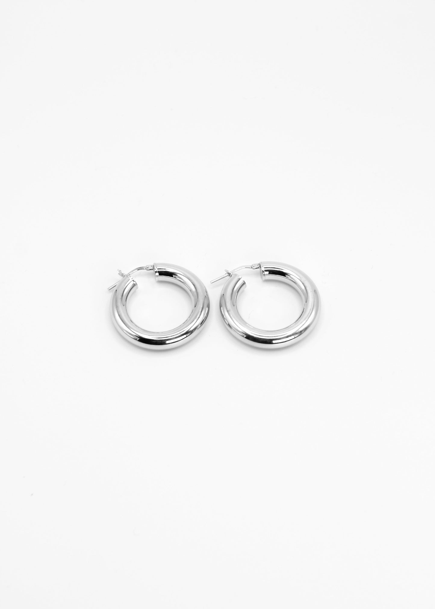 Orecchini a cerchio bombato grande in argento 925 nickel free, leggeri e luminosi, con chiusura a forcella, design moderno ed elegante da donna.