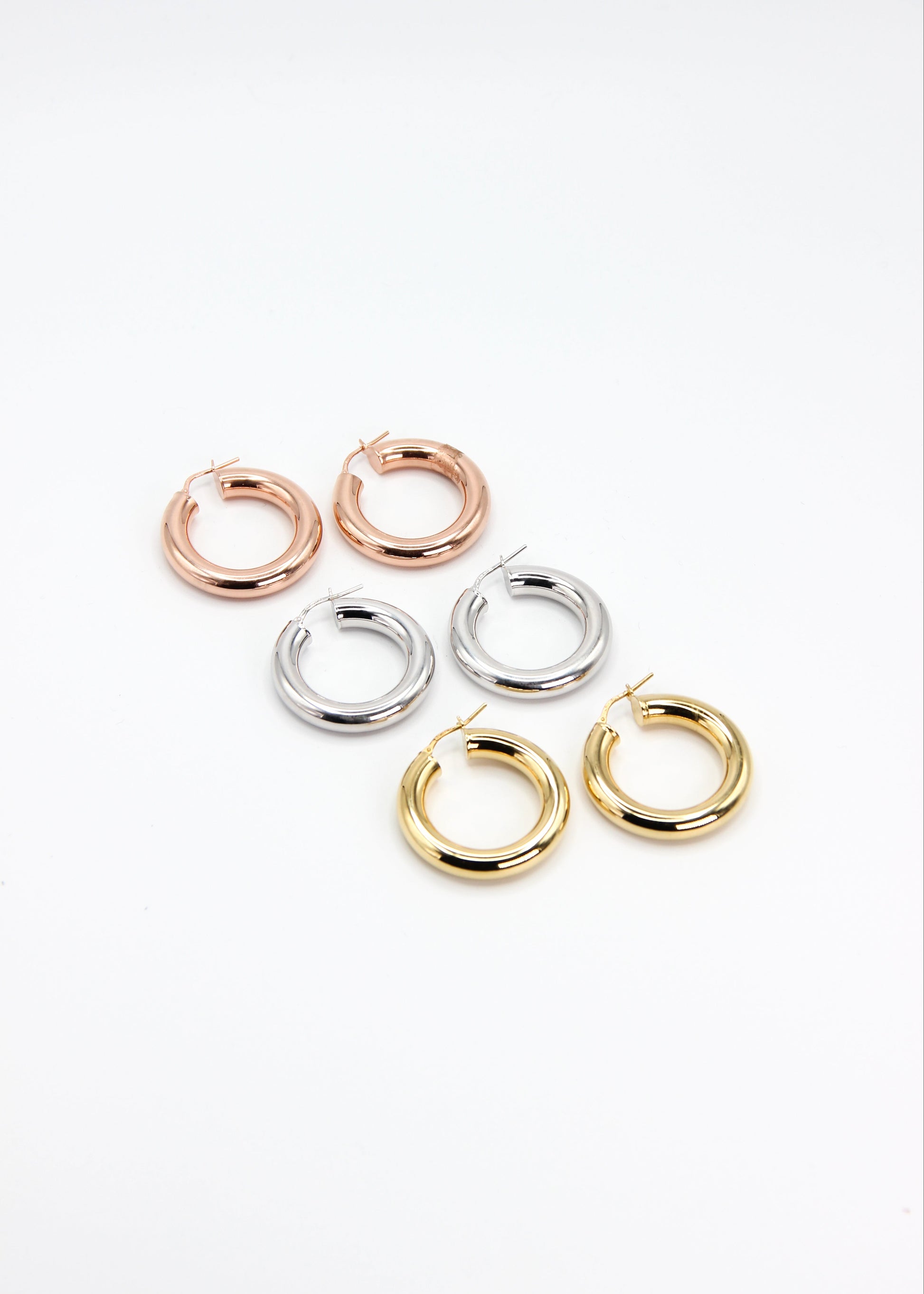 Orecchini a cerchio bombato grande in argento 925 nickel free, leggeri e luminosi, con chiusura a forcella, design moderno ed elegante da donna.