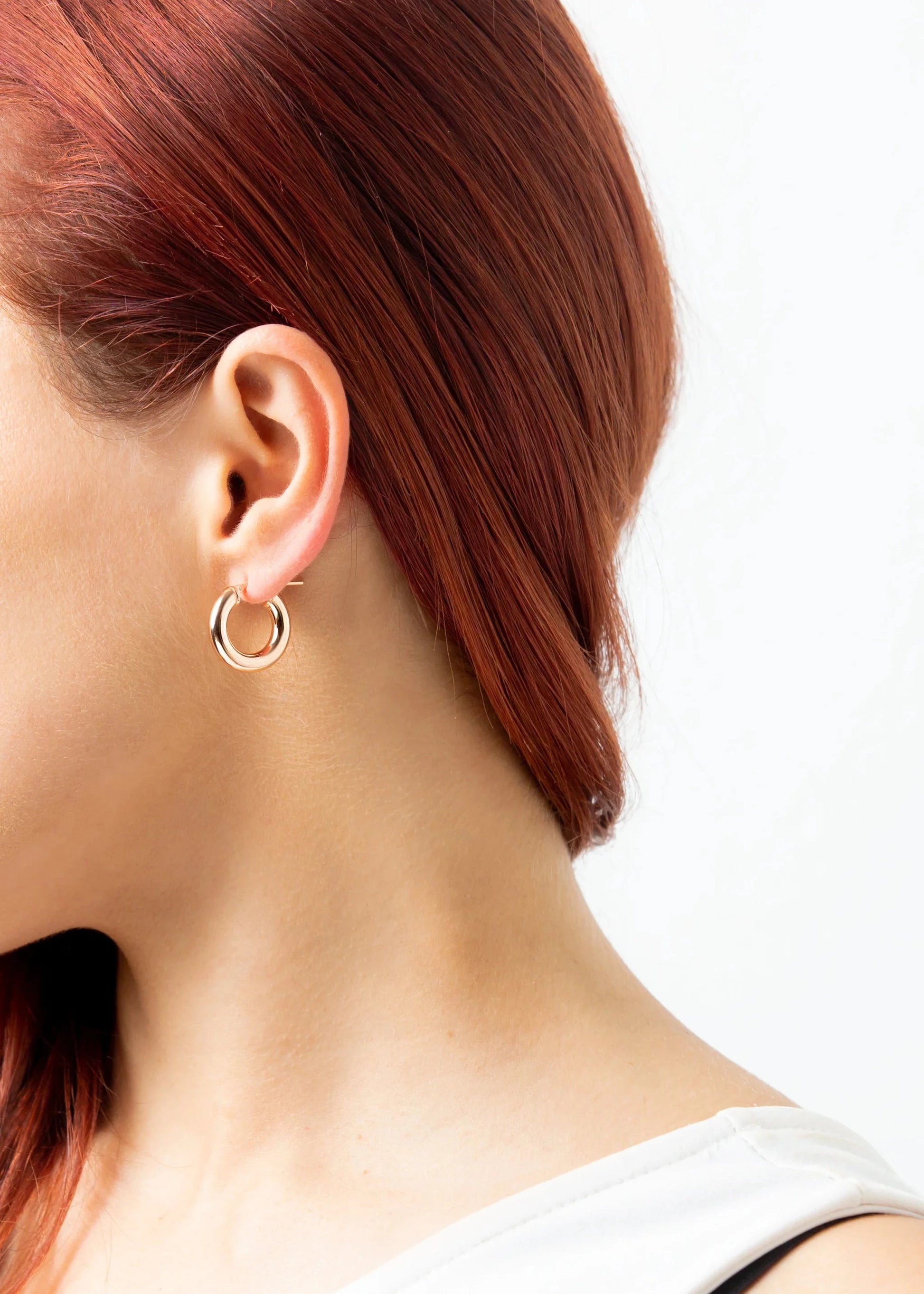 Orecchini a cerchio bombato medio in argento 925 nickel free, leggeri e luminosi, con chiusura a forcella, design moderno ed elegante da donna.